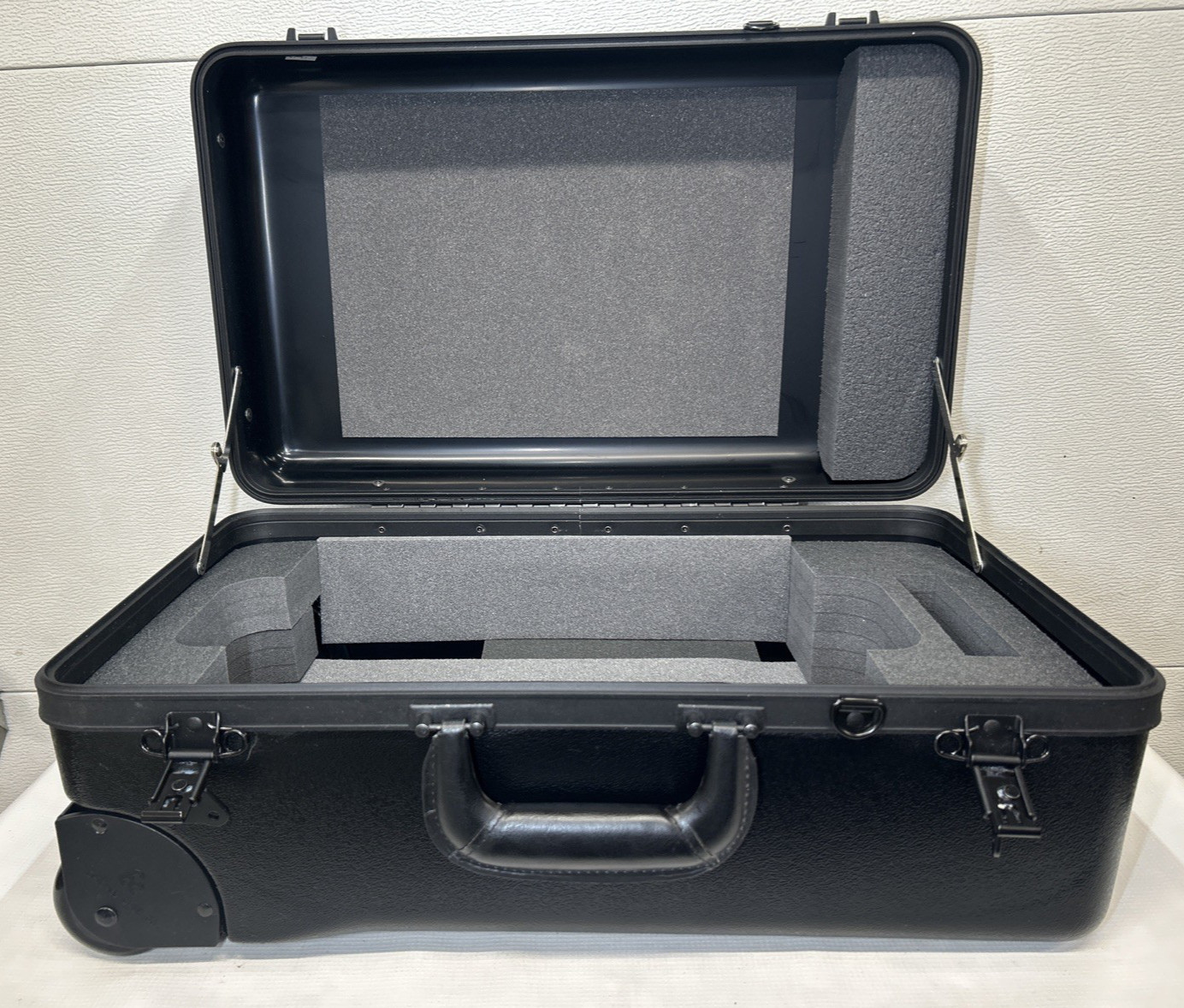 Heavy Duty Chicago Case Company Black Travel Case On Wheels-Excellent