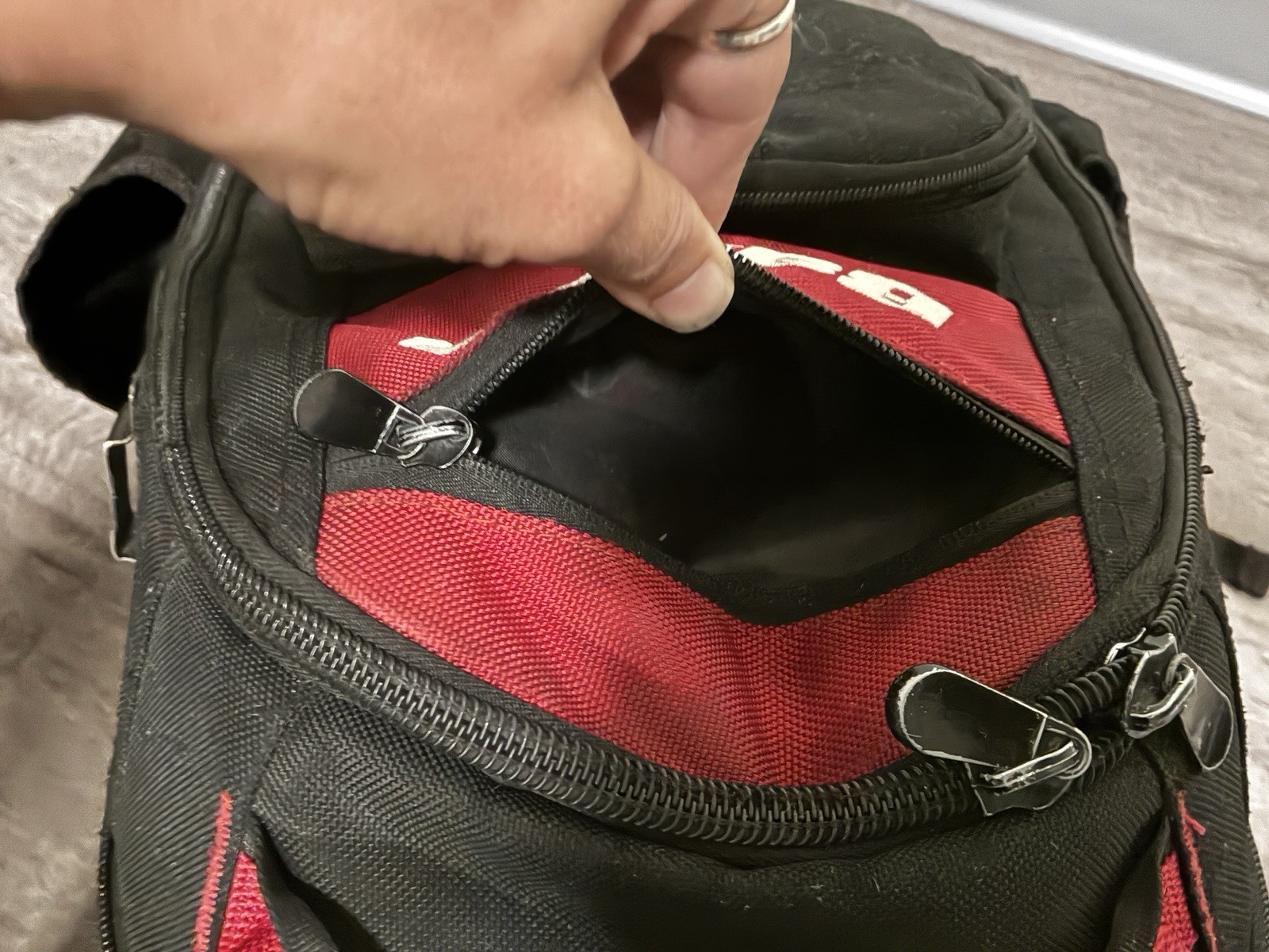 Bauer HeavyDuty Tool Backpack Jobsite Bag Molded Base One Zipper Stuck