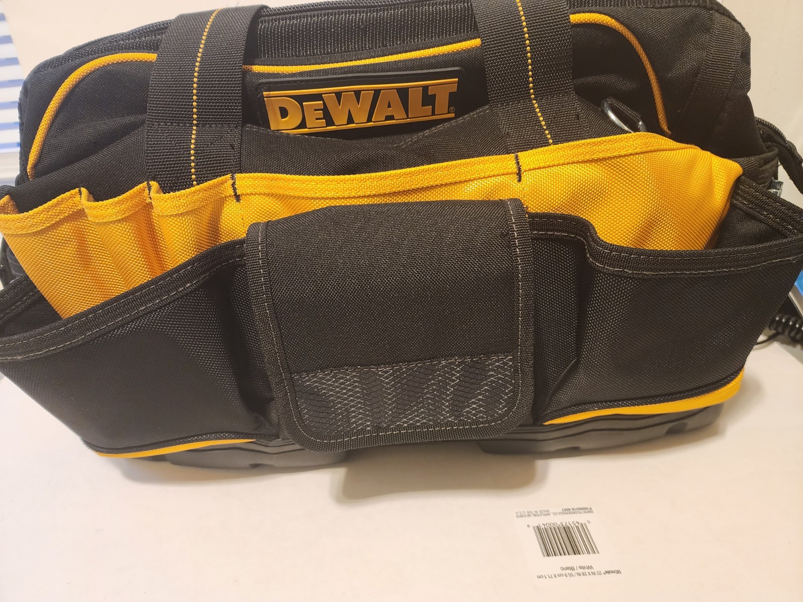 EUC DeWalt DG5528 18″ Closed Top Tool Bag Ballistic Poly Heavy Duty 33 Pockets
