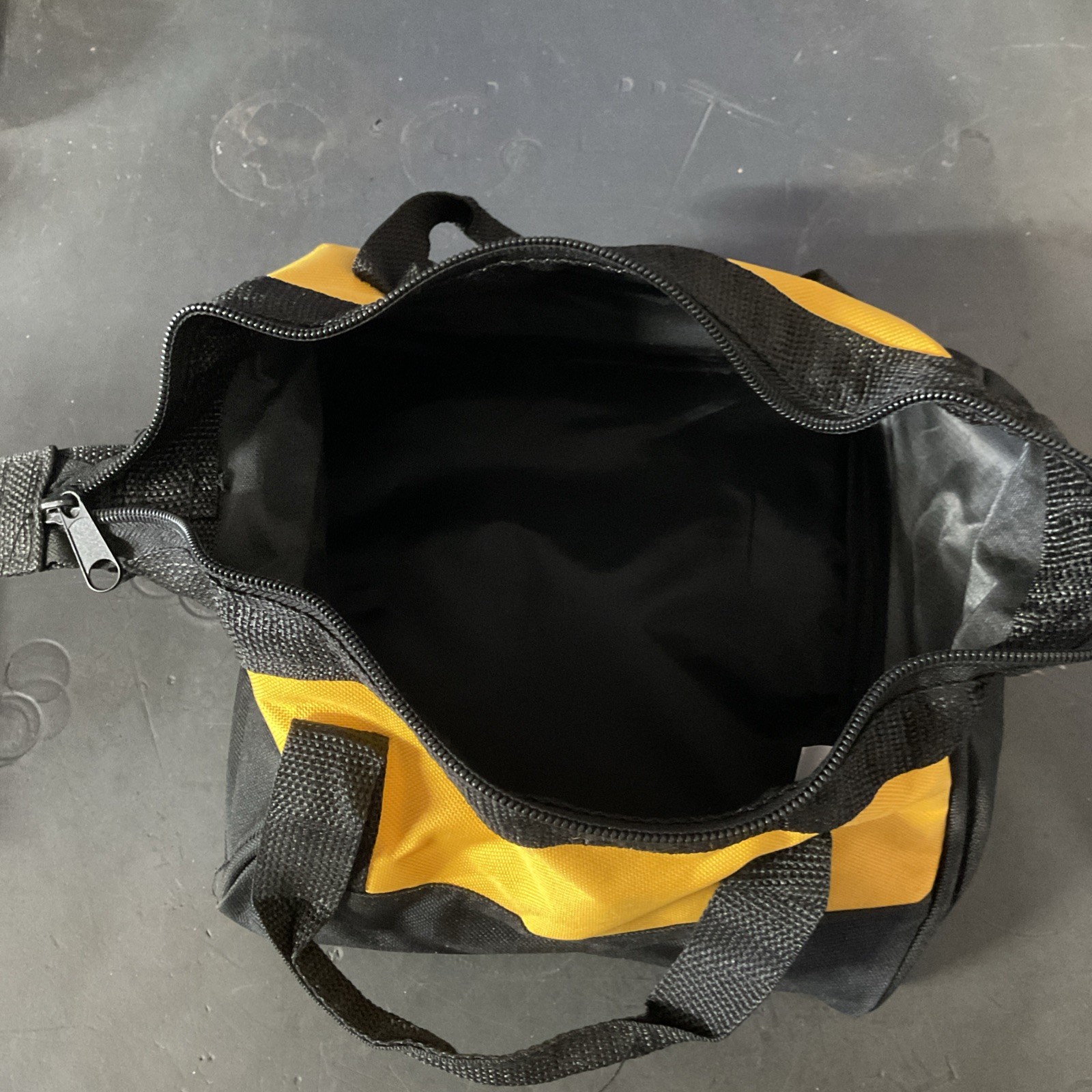 DEWALT TOOL BAG 9” X 9”, Zipper, N655010