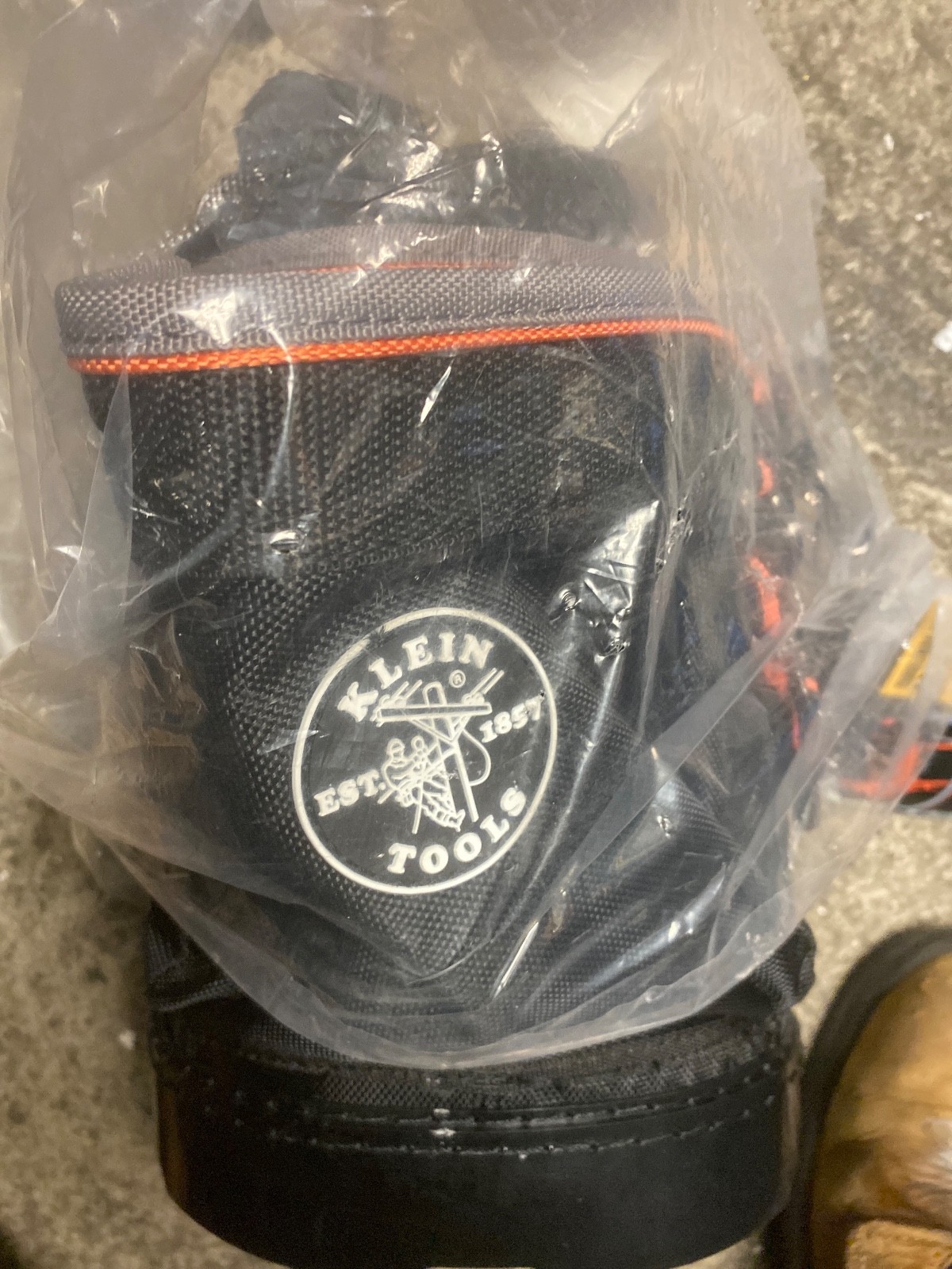 Klein Tools, Shoulder pouch, extra large fron pocket, orange interior