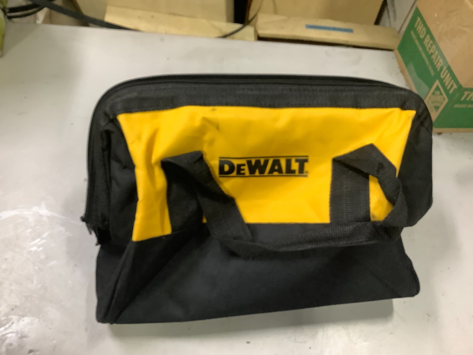 NEW DEWALT 13″ X 10″ X 9″ Heavy Duty Nylon Medium Tool Bag N772412