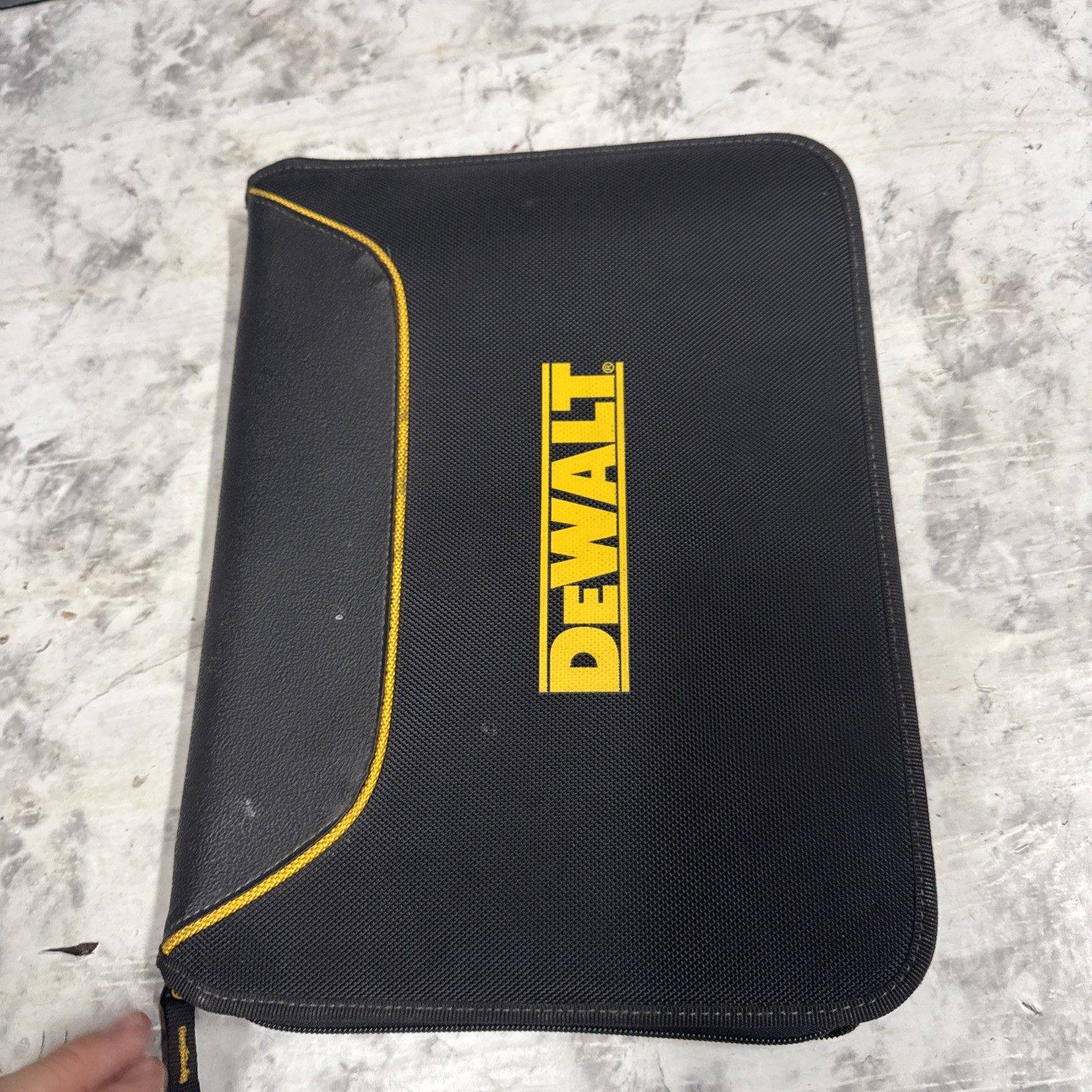 DEWALT DG5140 | Pro Contractor’s Business Portfolio | Built-in Calculator Read