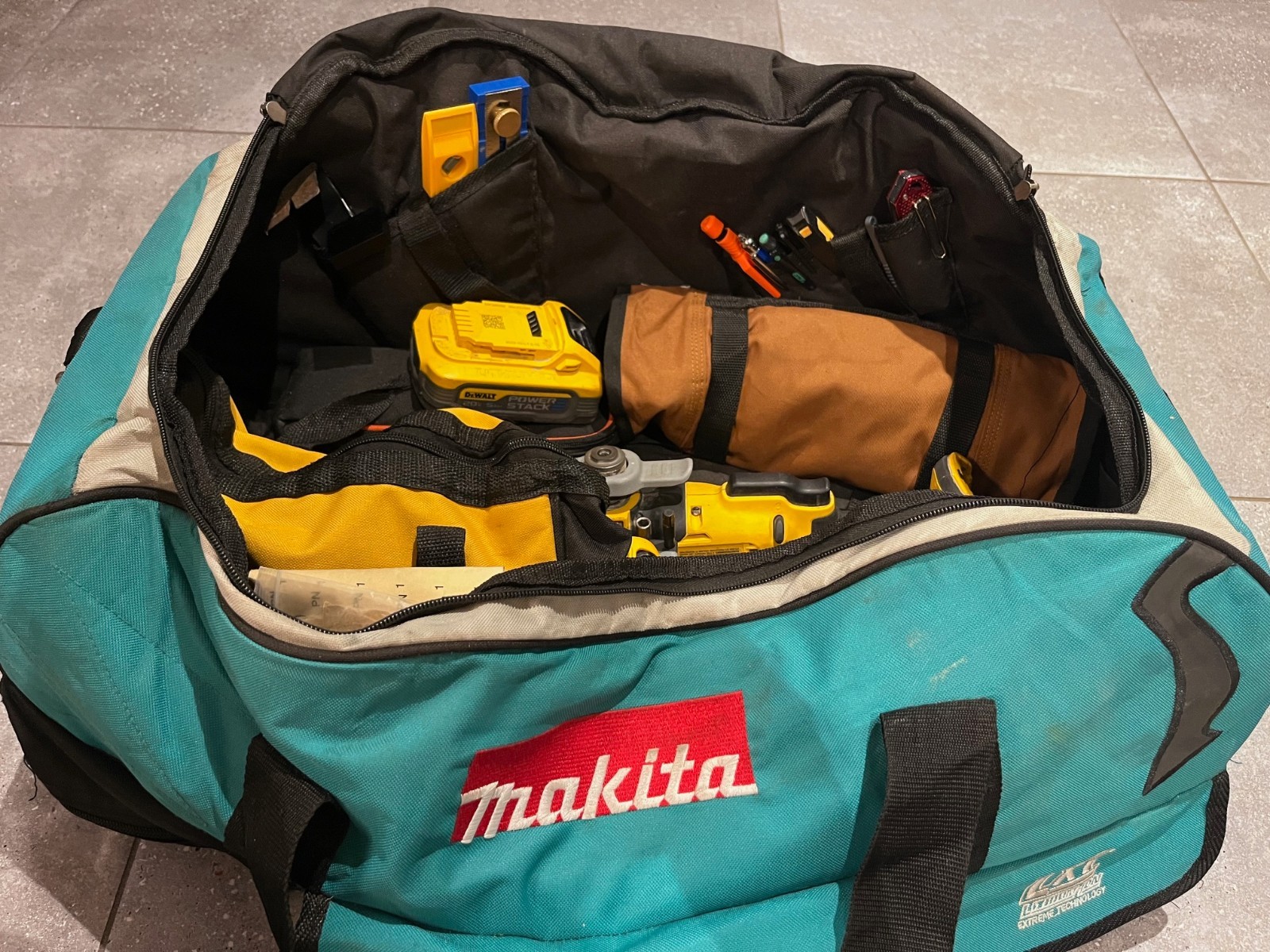 Makita 831269-3 LXT Rolling Tool Bag with Wheel – Large