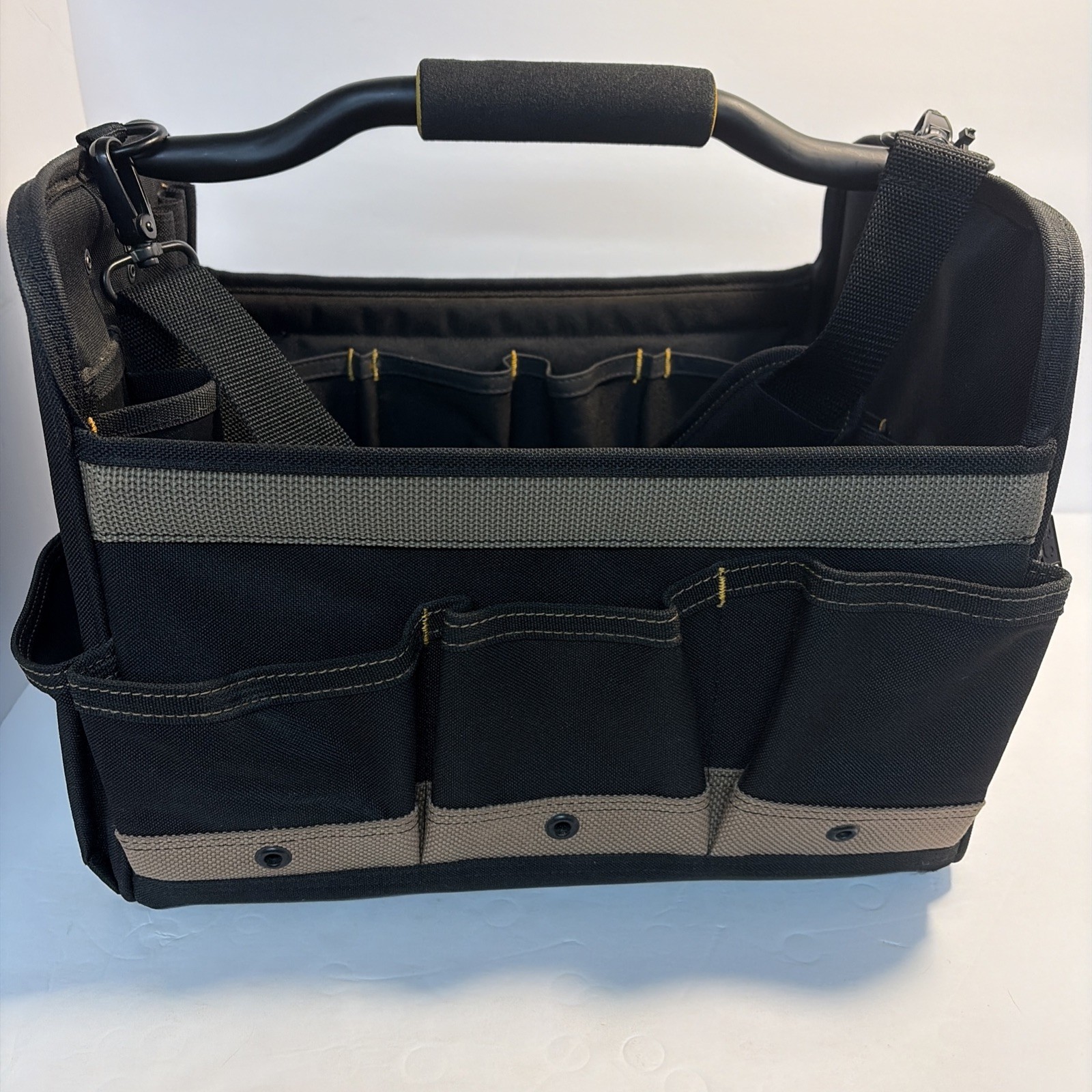 CLC Custom Leather Craft Tool Tote bag 14x11x11 New with 30 “pockets” and strap