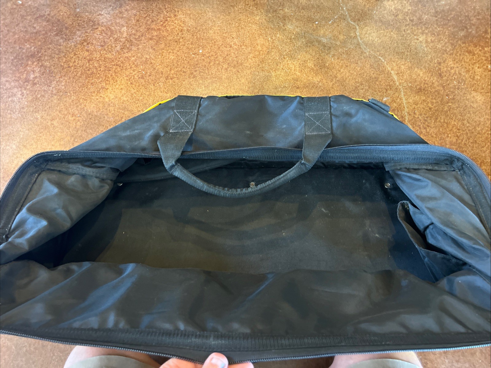 Large DeWalt 30″ Soft Case Tool Contractors Bag Zippered Reinforced with Pockets