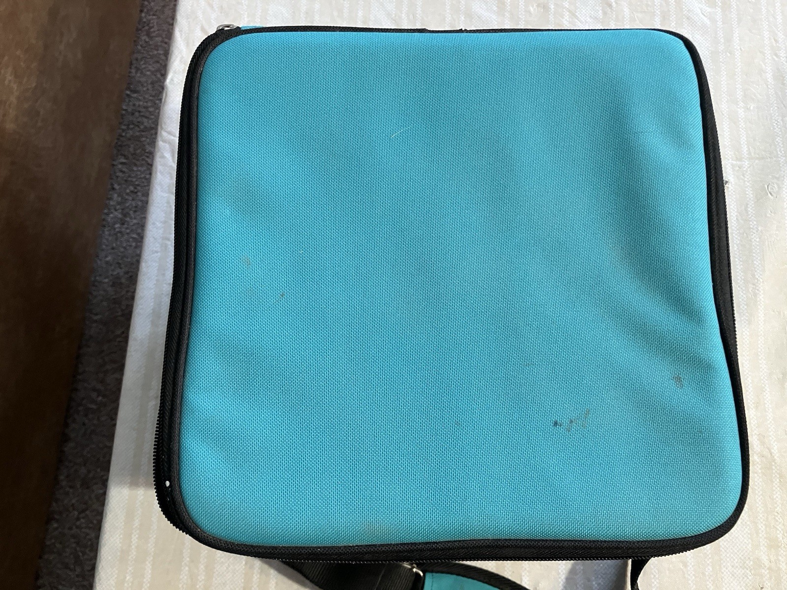 Makita 10″ Square Lithium-Ion Storage/Carry bag with Shoulder Strap and Dividers