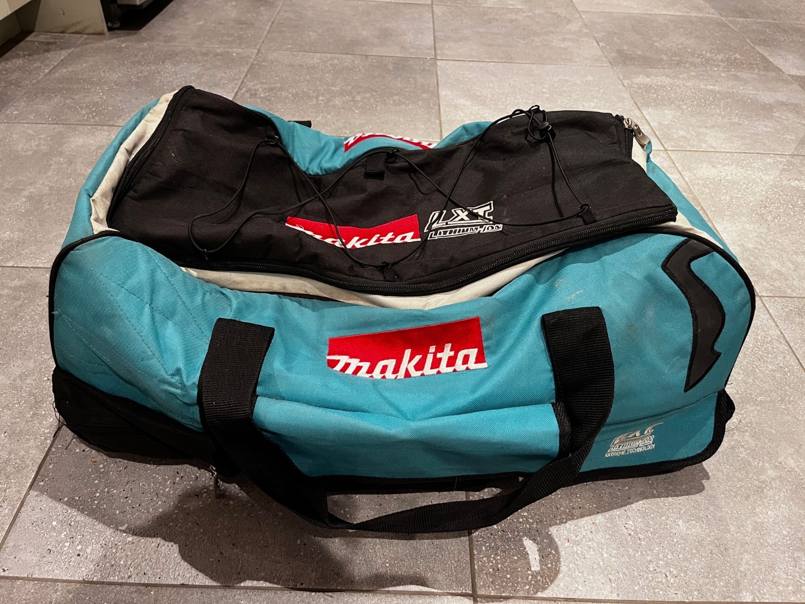Makita 831269-3 LXT Rolling Tool Bag with Wheel – Large