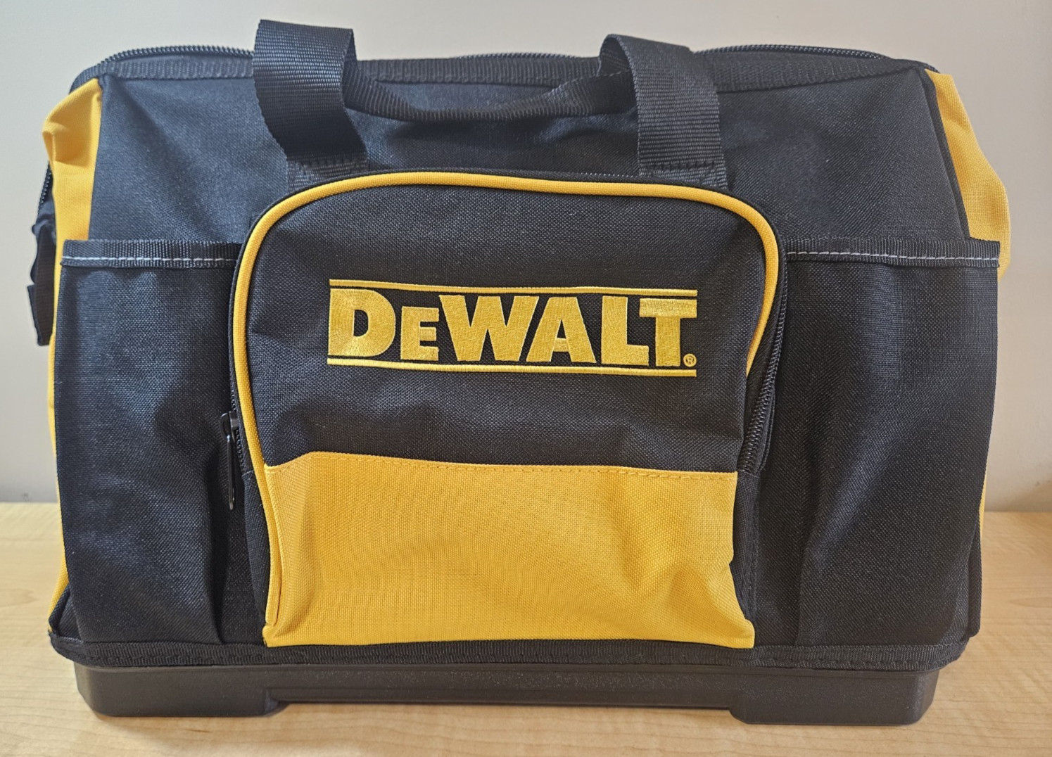 NEW Embroidered DeWALT Heavy Duty Hard Bottom 16″ Tool Bag 16x12x9