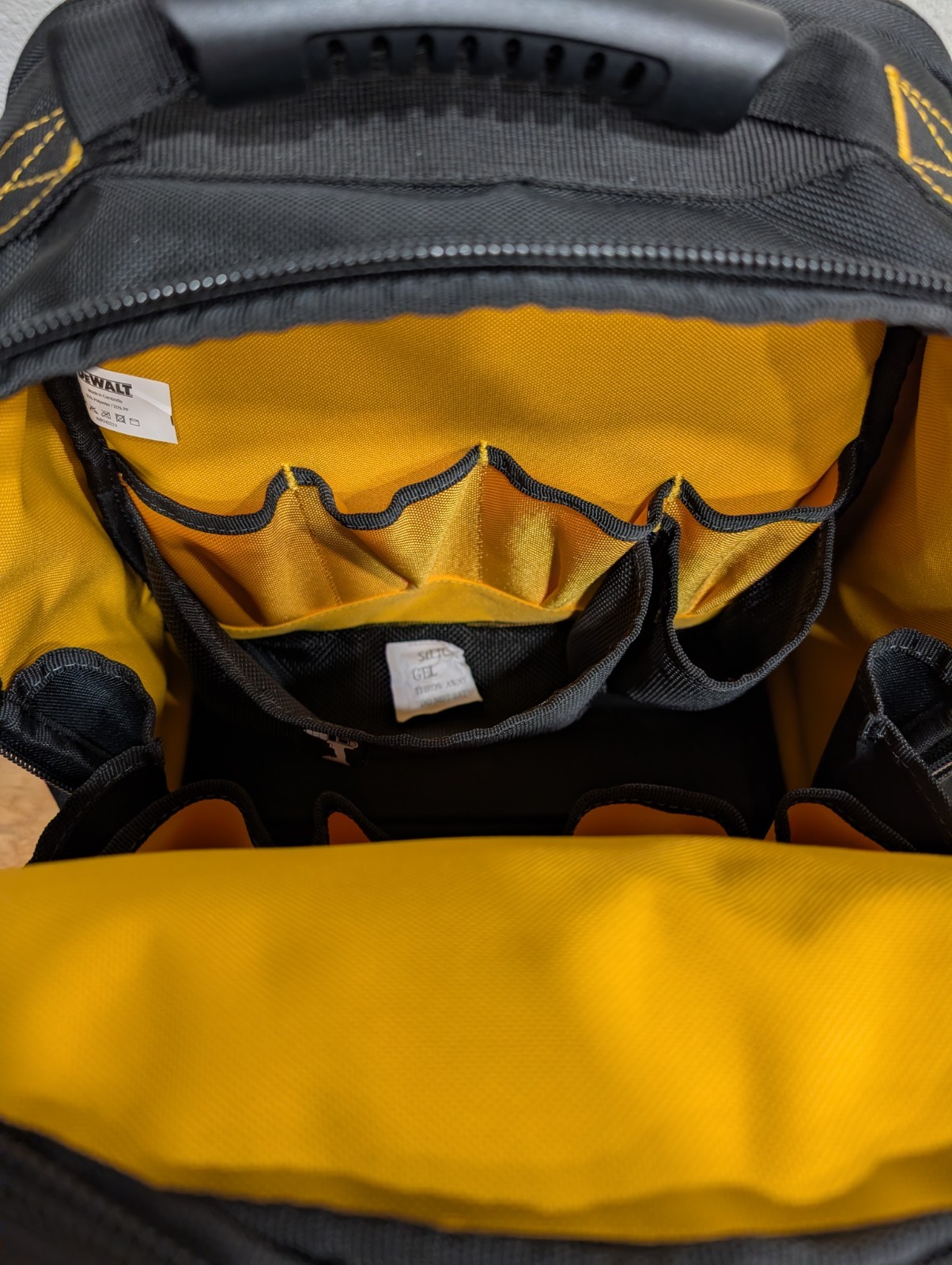 DeWALT (DWST08025) TOUGHSYSTEM 2.0 1680D 11″x 15″ in Compact Tool Bag 25 Pockets