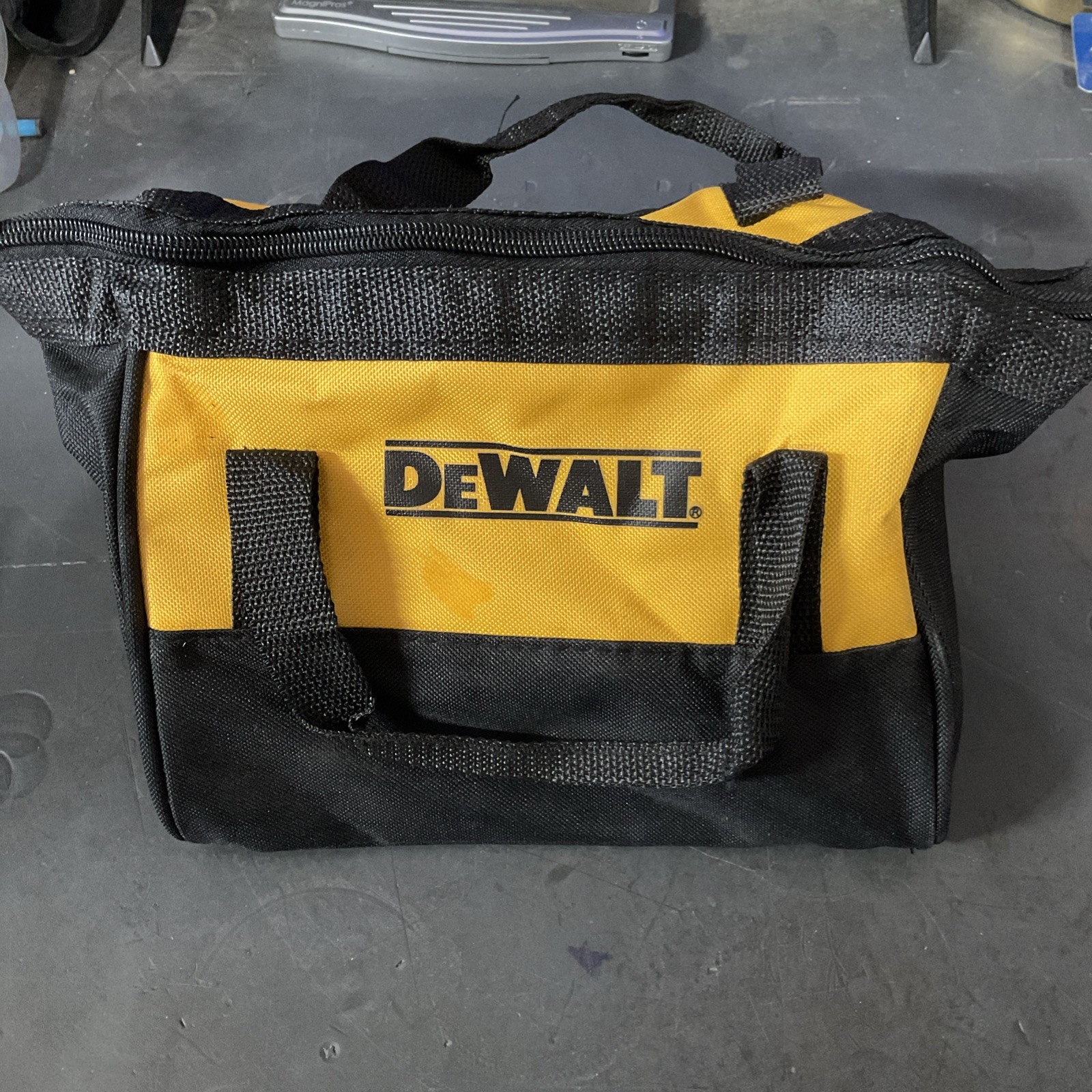 DEWALT TOOL BAG 9” X 9”, Zipper, N655010