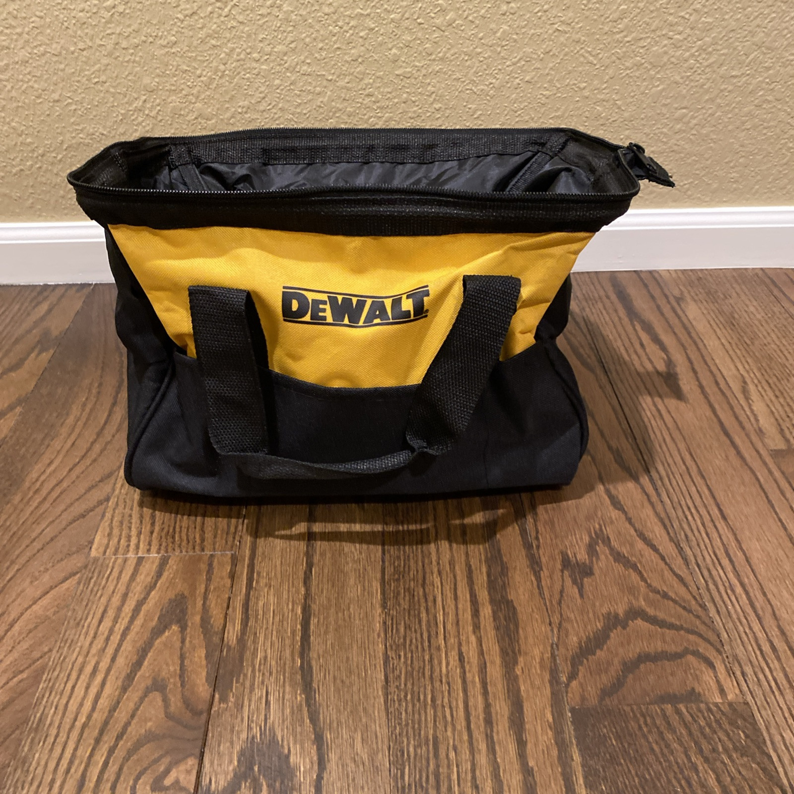 DEWALT Contractors Doctors Type Holdall Tool Tote Bag N037466 9″ x 12″ x 9″ tall