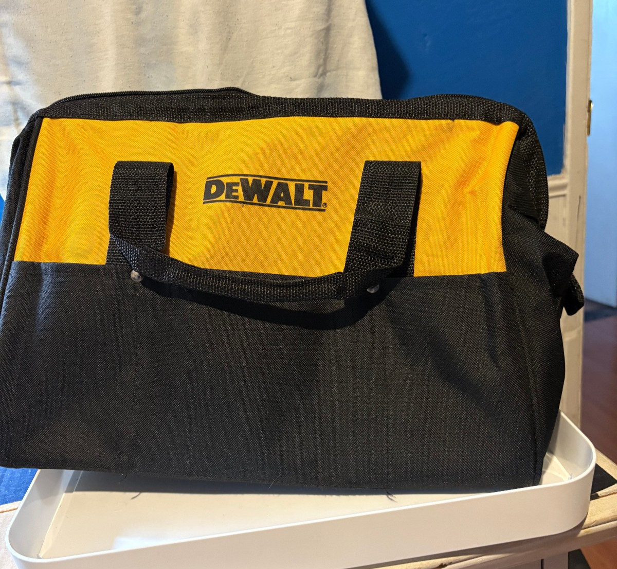 DEWALT 629053-00 15″ Medium Heavy Duty Contractor Tool Bag 15″x9″x10″ – NEW