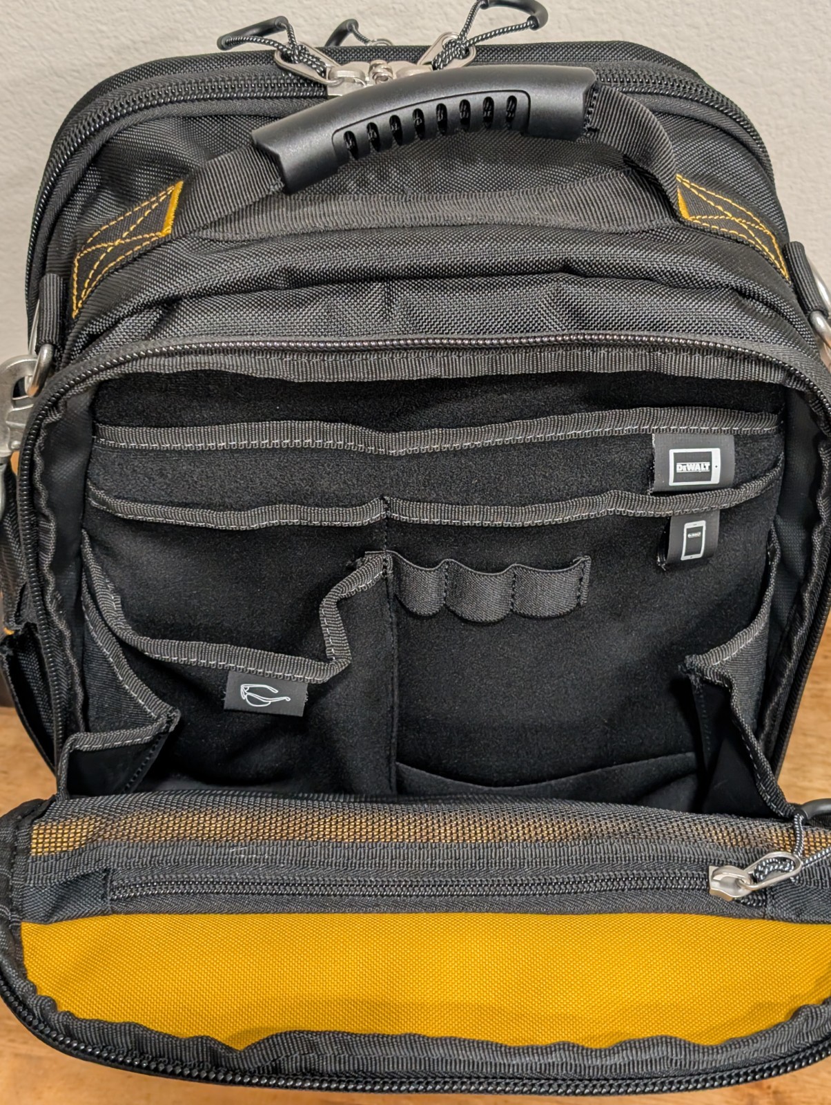 DeWALT (DWST08025) TOUGHSYSTEM 2.0 1680D 11″x 15″ in Compact Tool Bag 25 Pockets