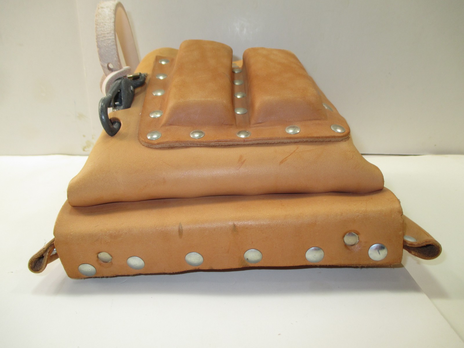 KLEIN TOOLS 5165~10-POCKET -TAN LEATHER TOOL POUCH~TAPE THONG~KNIFE SNAP~U.S.A.