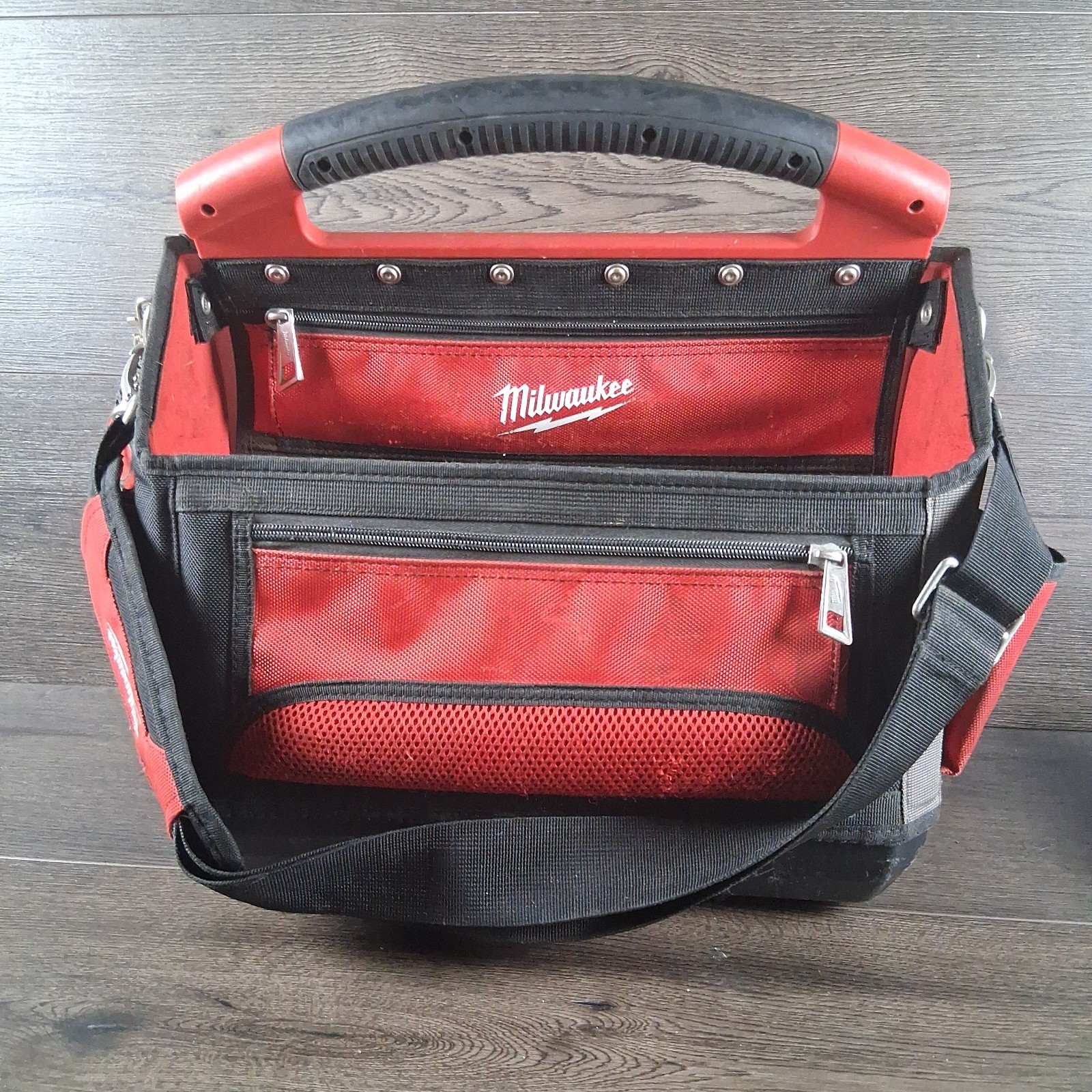 Milwaukee Tool 48-22-8315 Packout 15″ 32 Pocket Tear-Resistant Tool Tote