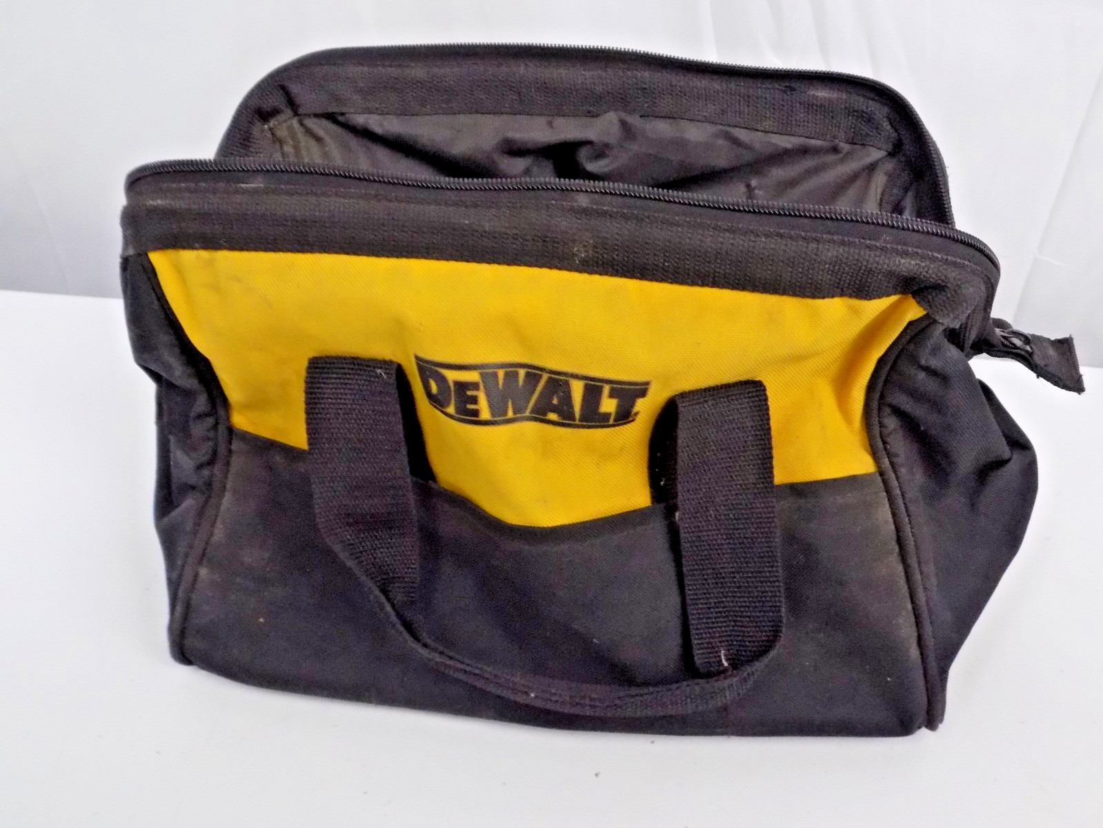 DEWALT 13″ X 10″ X 9″ Heavy Duty Nylon Medium Tool Bag w/ 6 Pockets + Skids