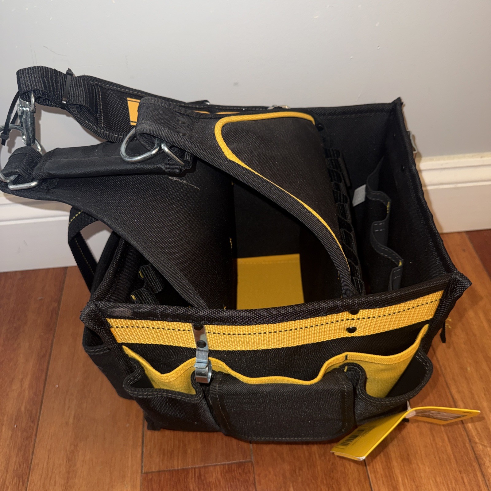 DEWALT 11″ Electrical/Maintenance Tool Carrier NO parts tray (DG5582)