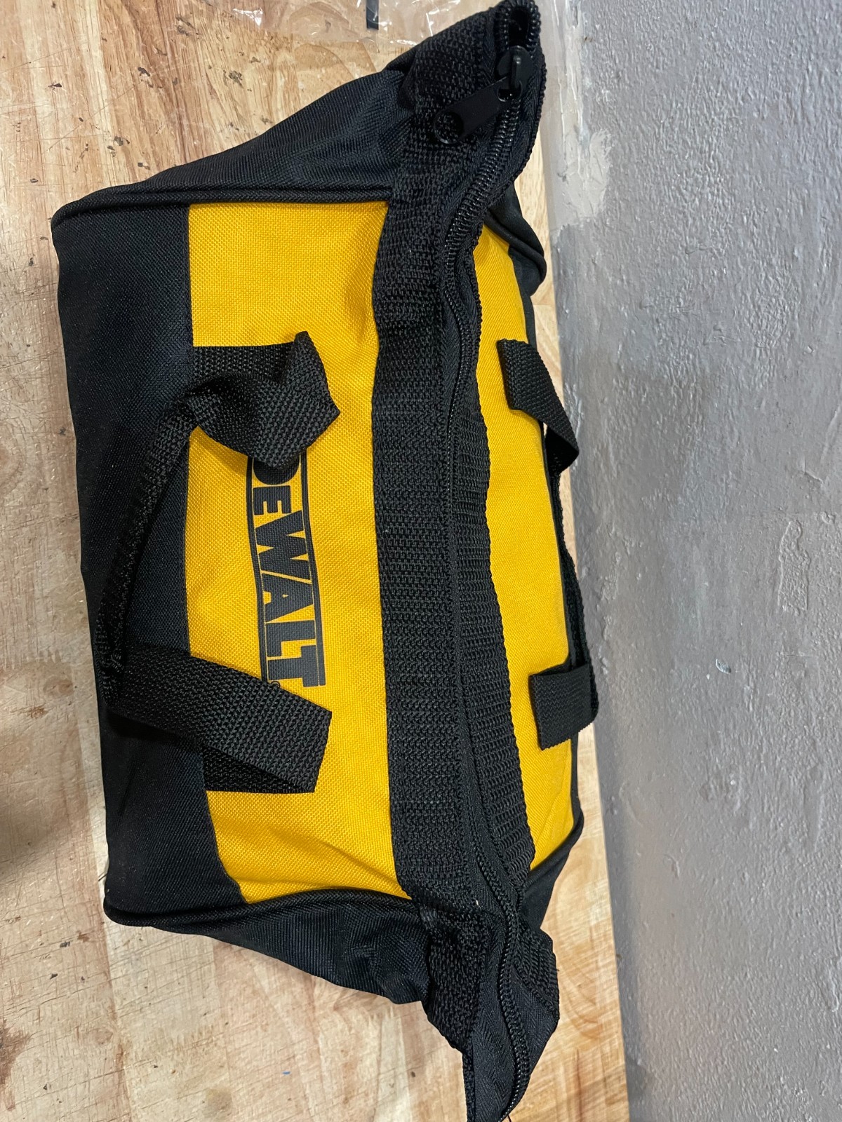 New Dewalt 11” Heavy Duty Ballistic Nylon Tool Bag 11” x 8” x 7”