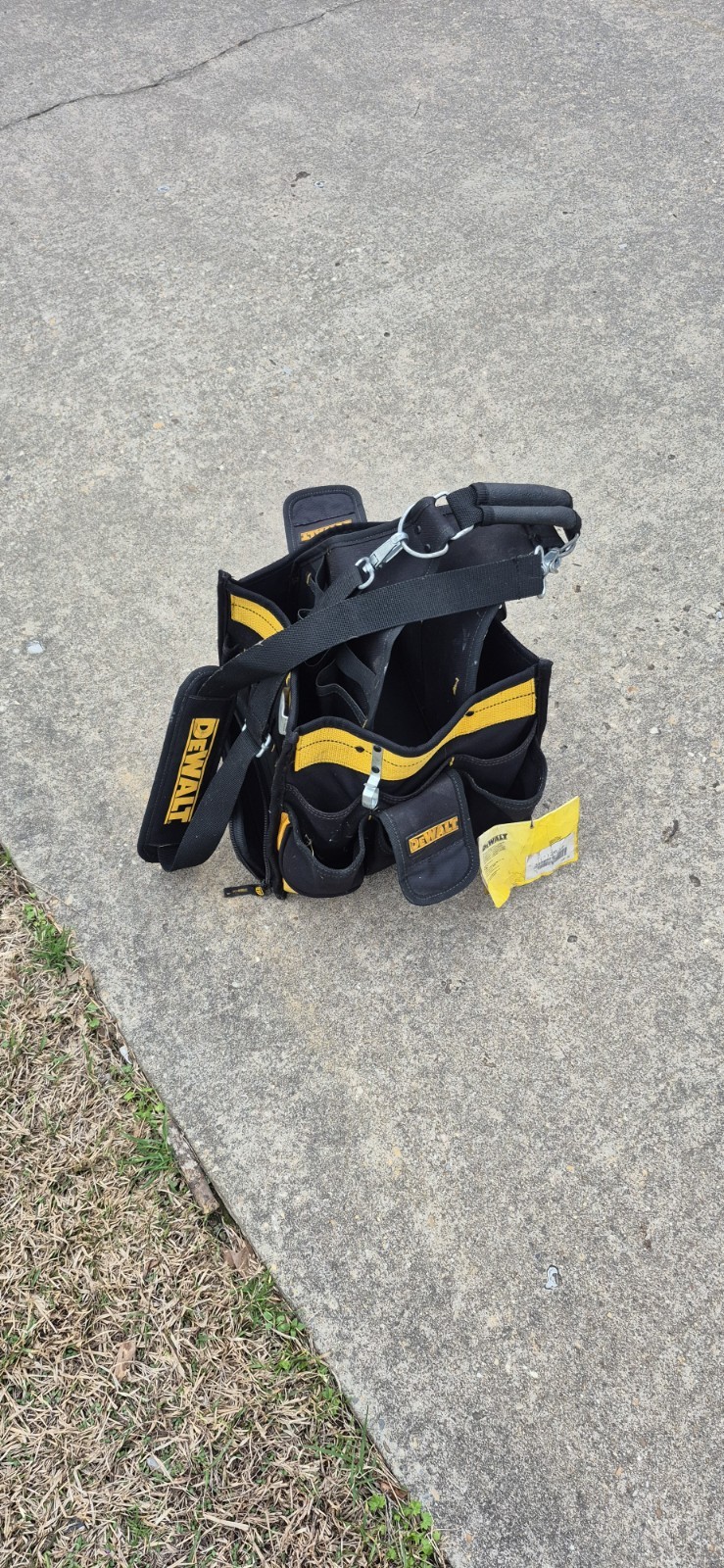 DEWALT 11″ Electrical/Maintenance Tool Carrier with Parts Tray (DG5582)