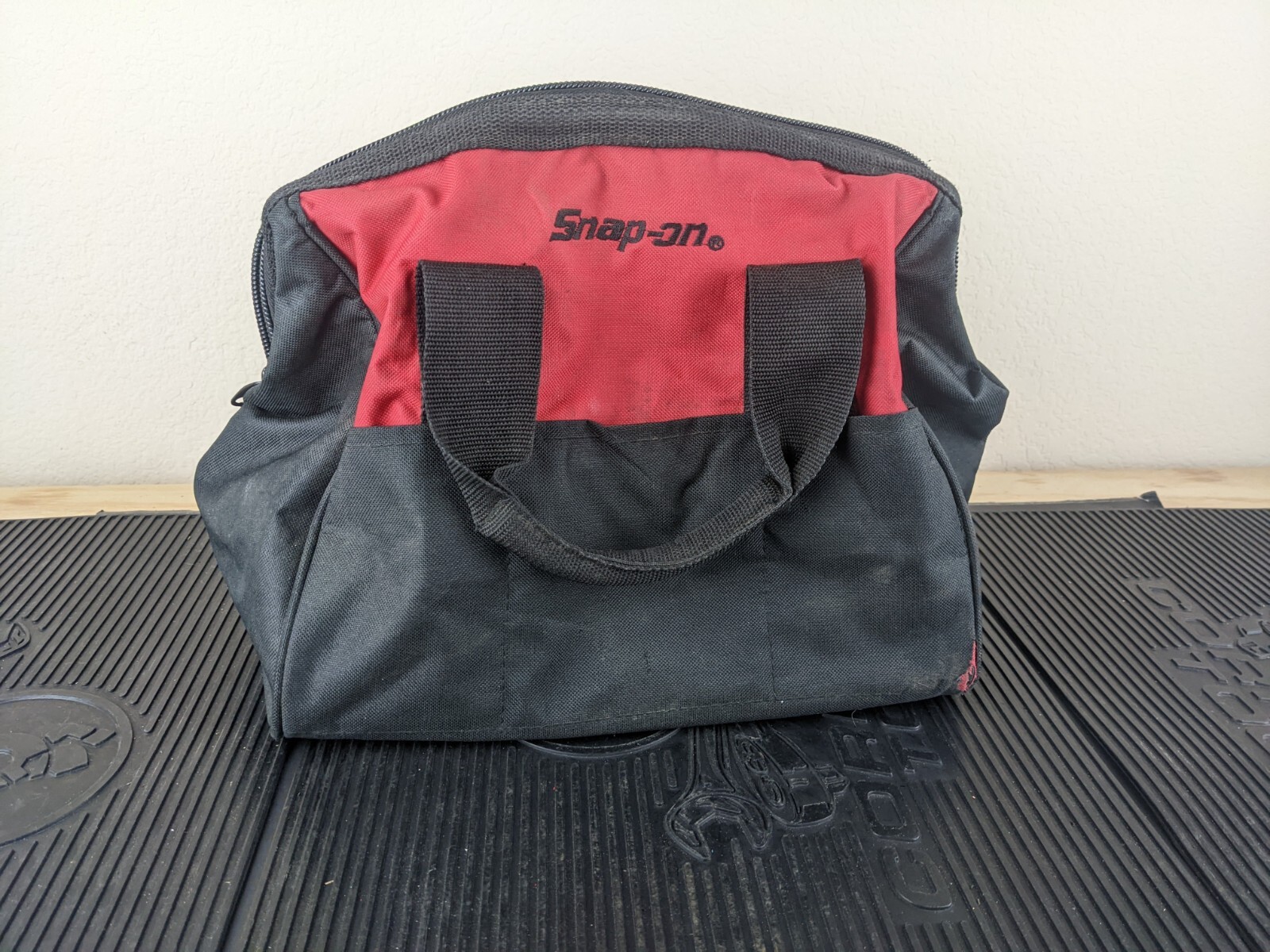 #at028 Snap-On red/black canvas tool bag with organizing pockets