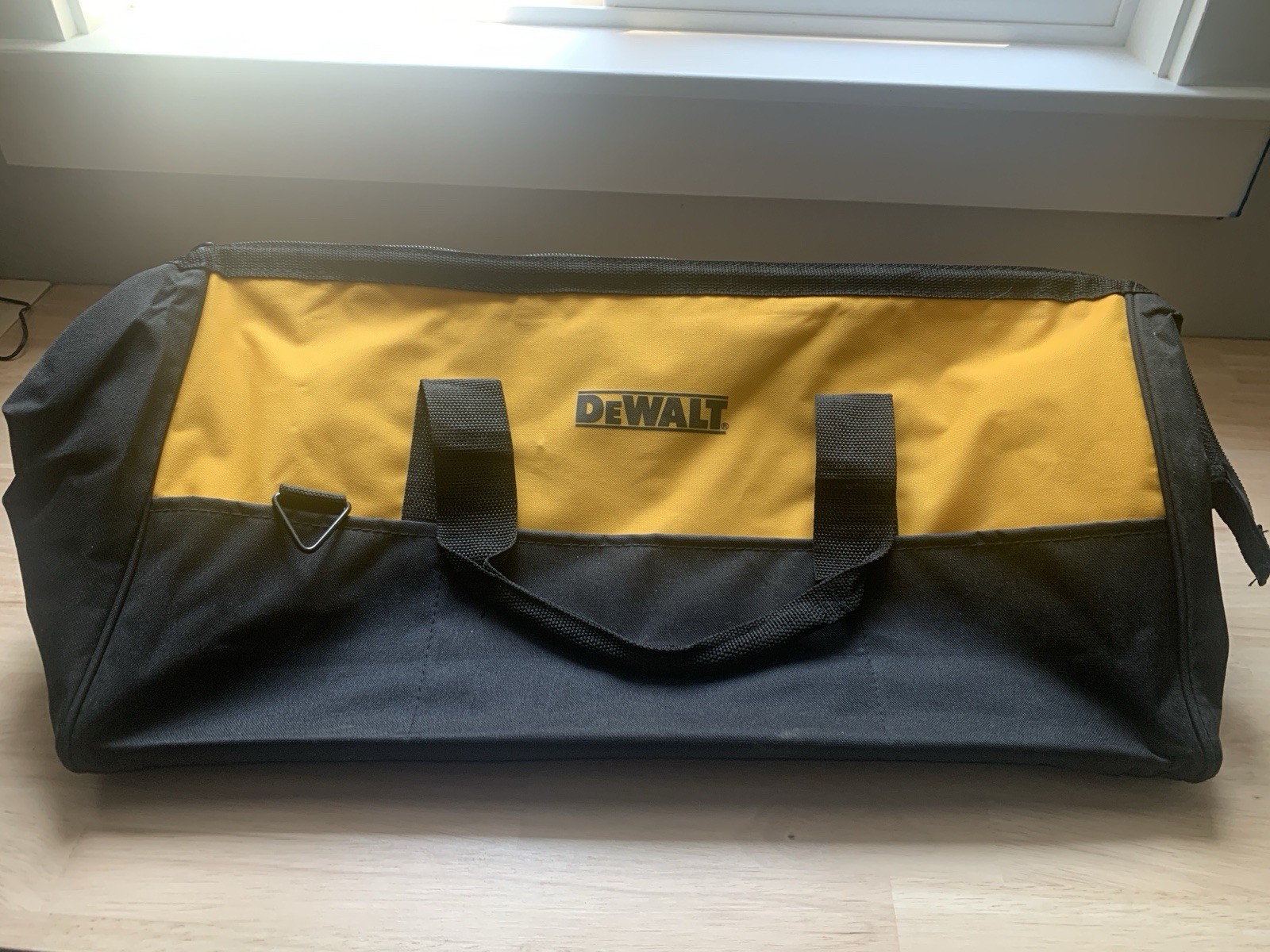 Brand New DeWALT Large Tool Bag Contractor Bag 24″x 12″x 12″ Made For 6 Tool Kit