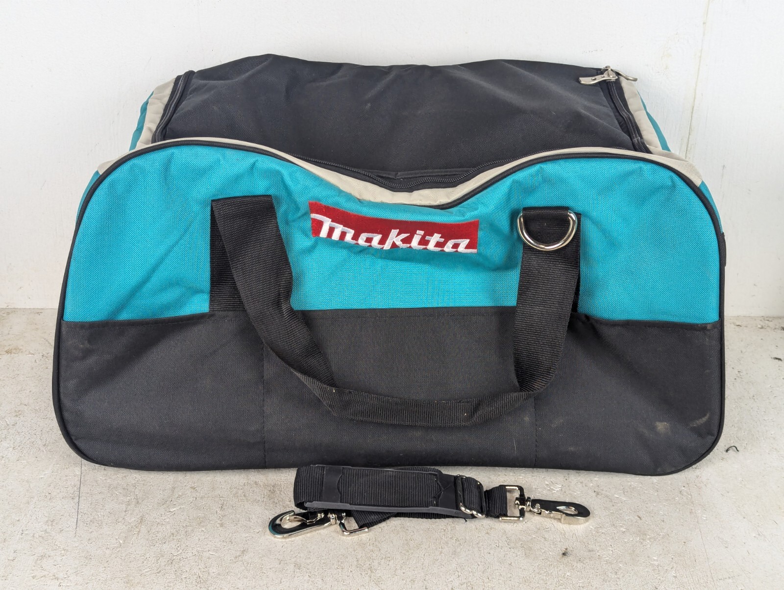 New Makita 23″ Contractor Tool Bag Model 831284-7, 23″x12″x12″, Padded, Strap