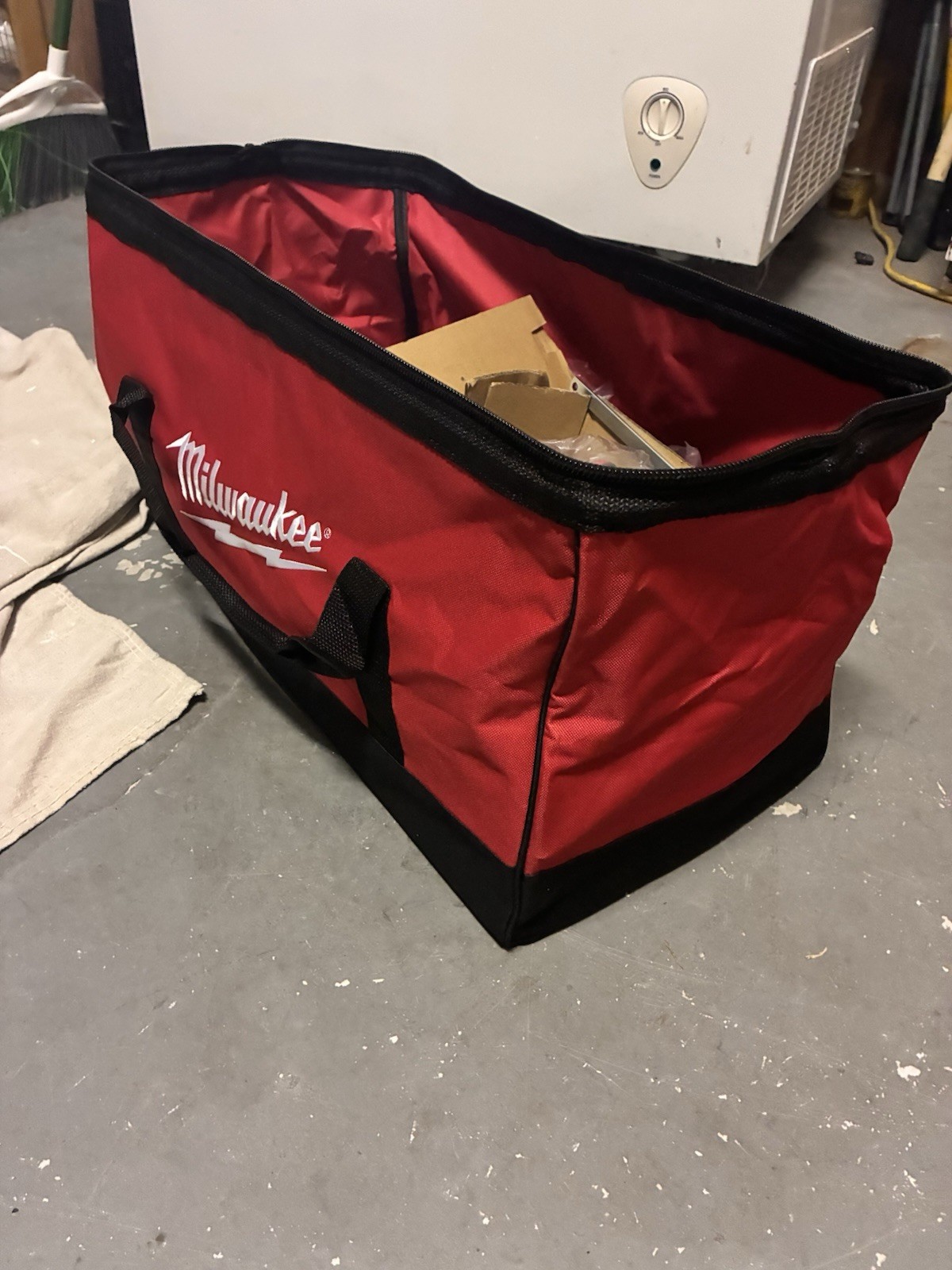Milwaukee 902033036 22-inch Red Tool Bag with Shoulder Strap Large 23x12x10