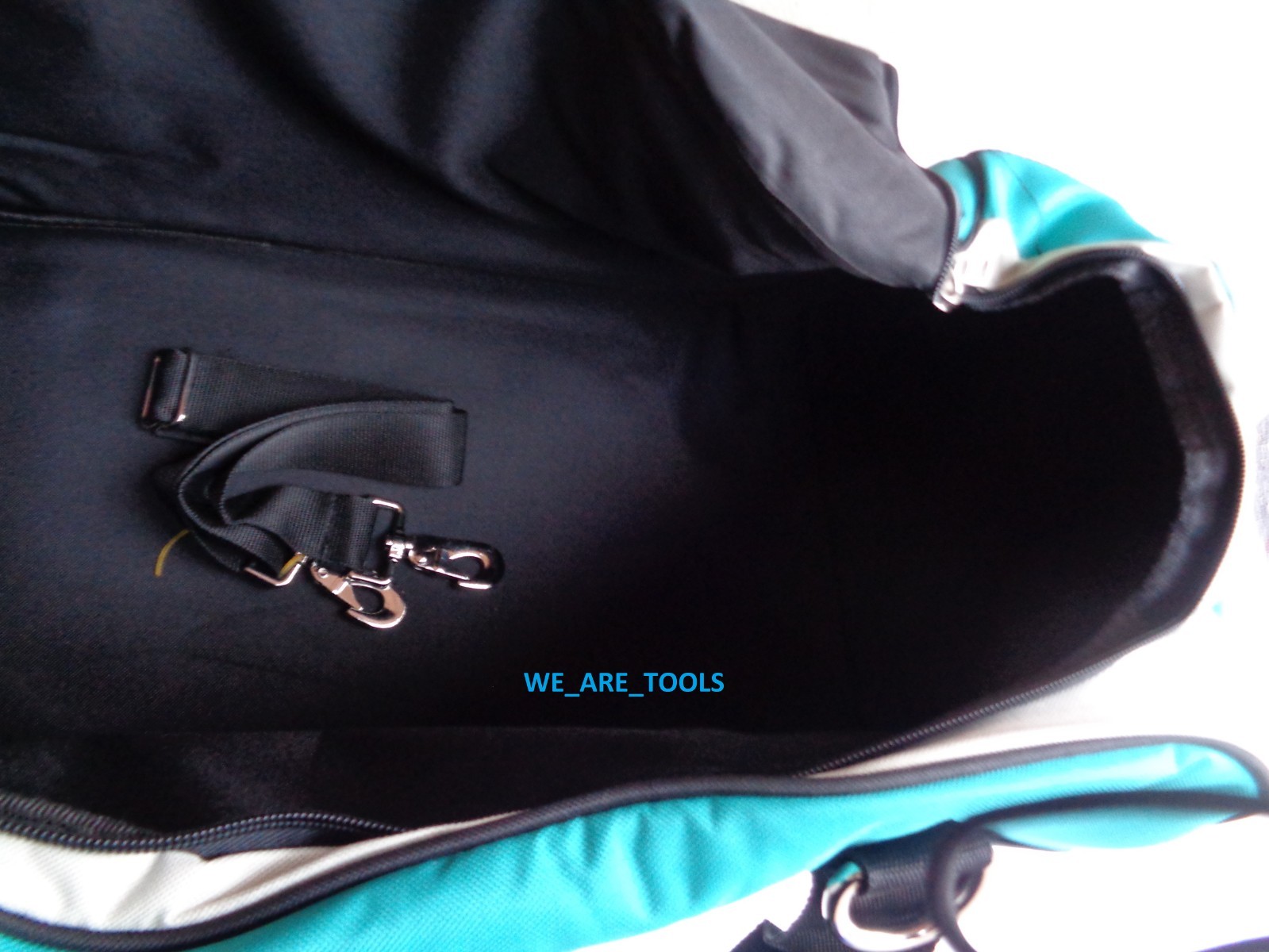 Makita 831284-7 23″ 4 – 5 Medium Tool Bag For 18V Drill, Saw,Grinder,Battery