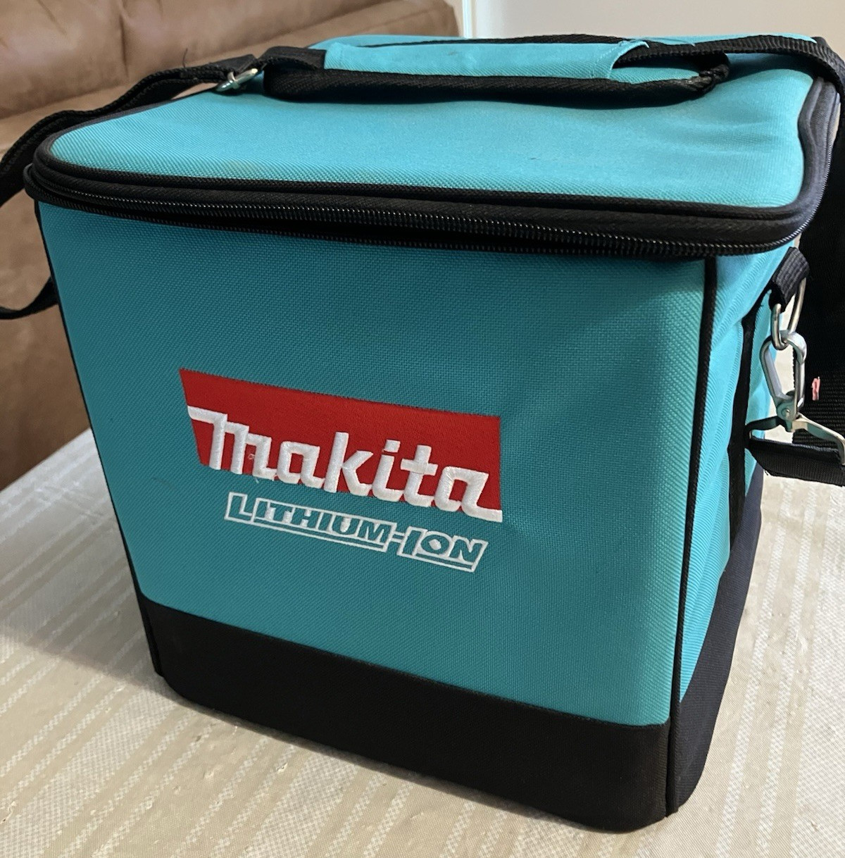 Makita 10″ Square Lithium-Ion Storage/Carry bag with Shoulder Strap and Dividers