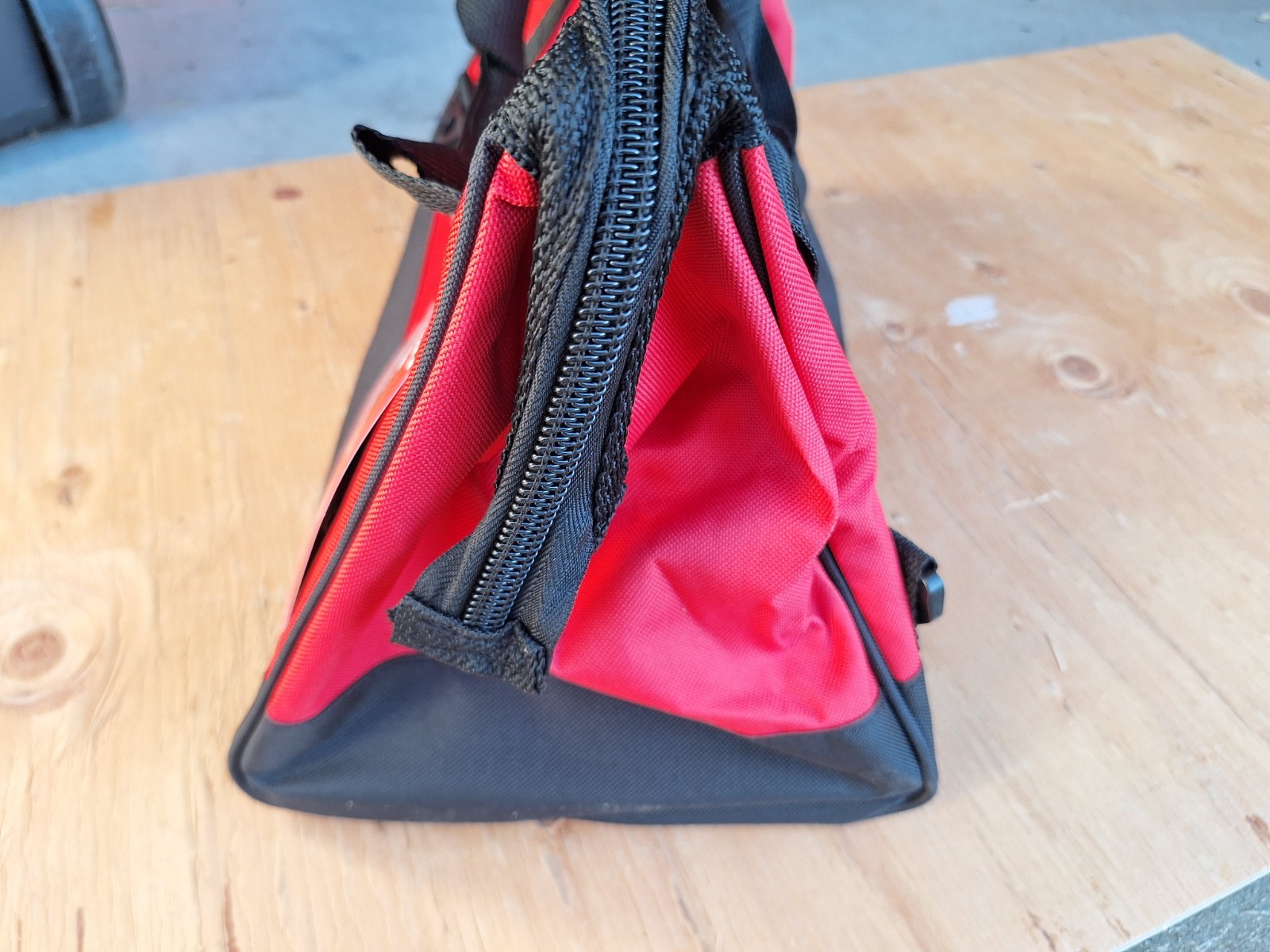 New Bauer 16 In. Tool Bag With 6 Pockets Heavy duty with shoulder strap