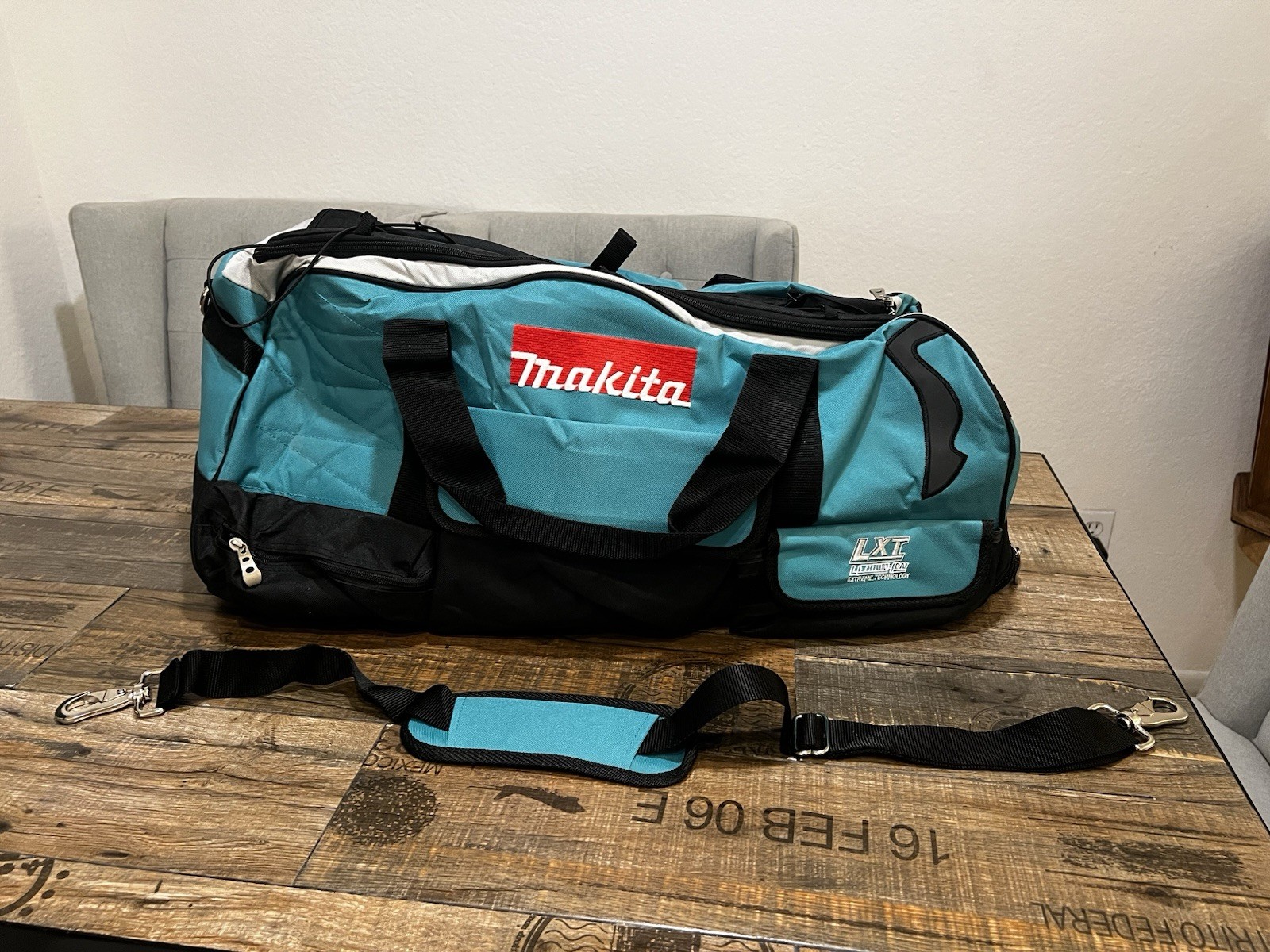 Large Makita Tool Bag/ Case 26″ Heavy Duty Canvas 831269-3 Wheels Handle 18 Volt