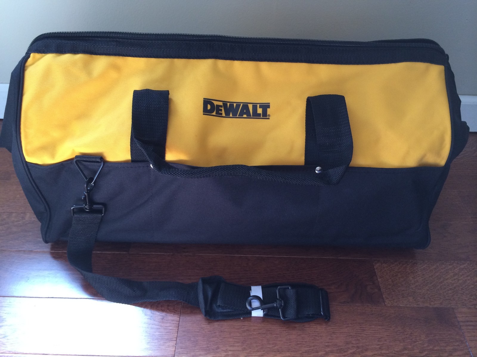 Brand New DeWALT Large Tool Bag Contractor Bag 24″x 12″x 12″ Made For 6 Tool Kit