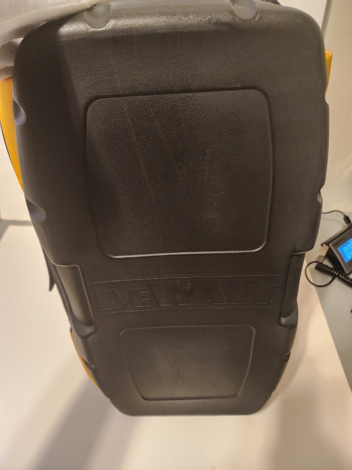 EUC DeWalt DG5528 18″ Closed Top Tool Bag Ballistic Poly Heavy Duty 33 Pockets