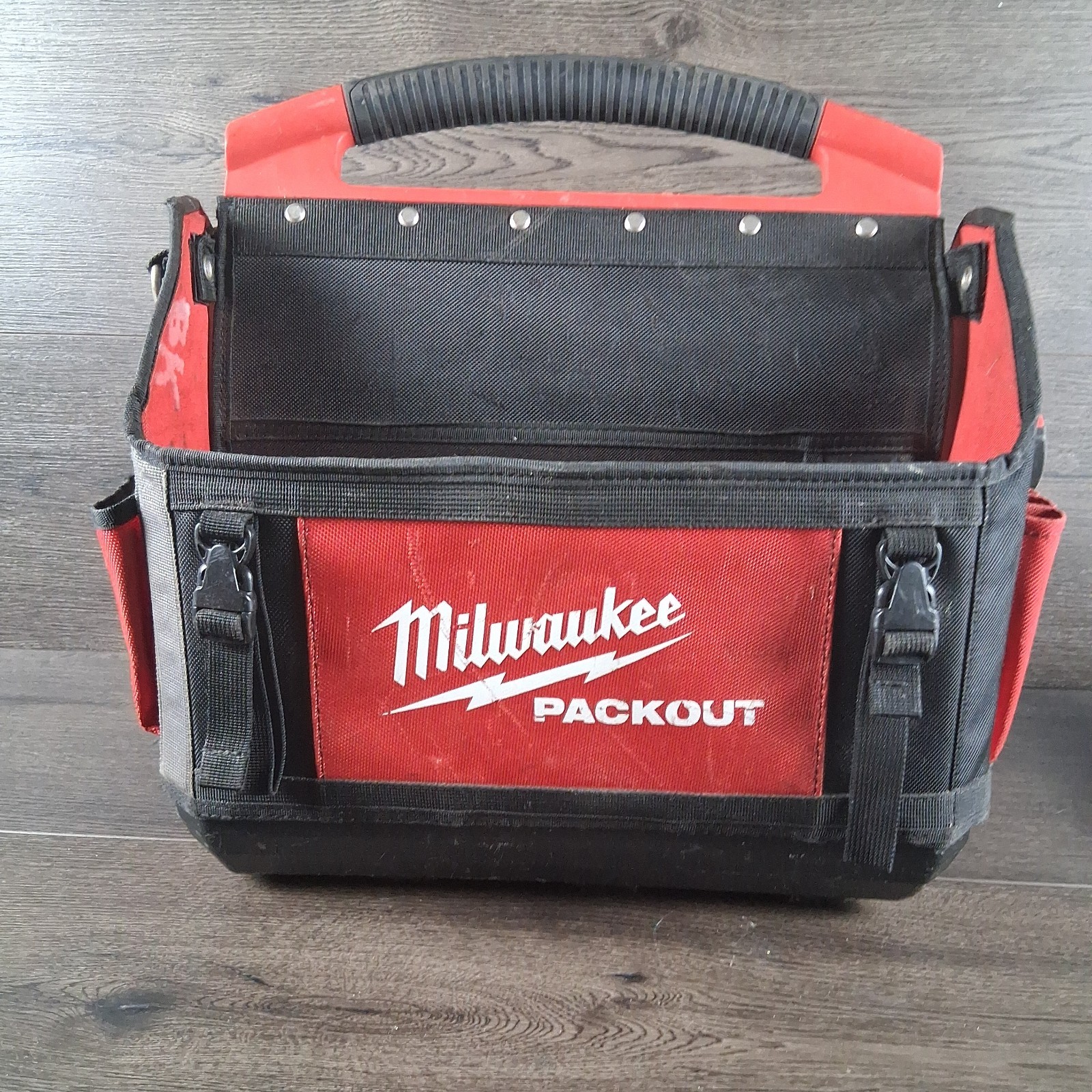 Milwaukee Tool 48-22-8315 Packout 15″ 32 Pocket Tear-Resistant Tool Tote