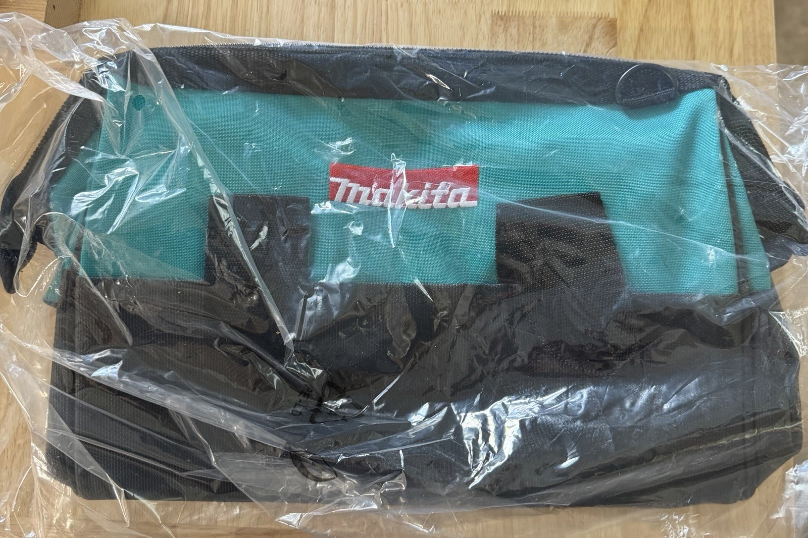 Makita 831271-6 21″ x 12″ Contractor Tool Bag