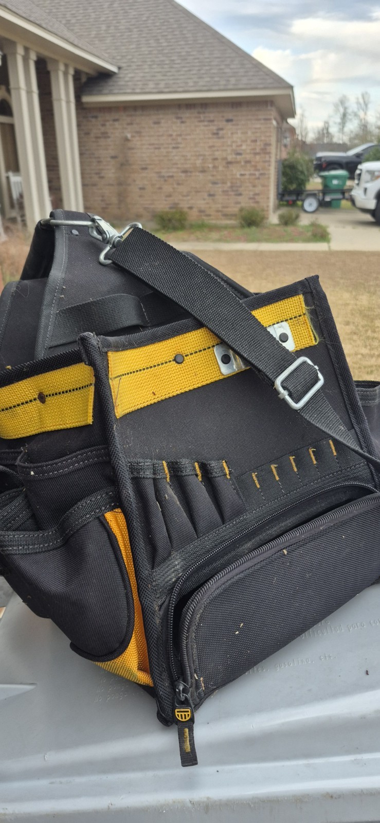 DEWALT 11″ Electrical/Maintenance Tool Carrier with Parts Tray (DG5582)