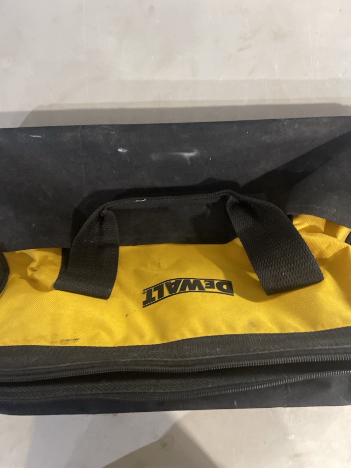 DeWalt Can As And Ballistic Nylon Tool Bag 18″