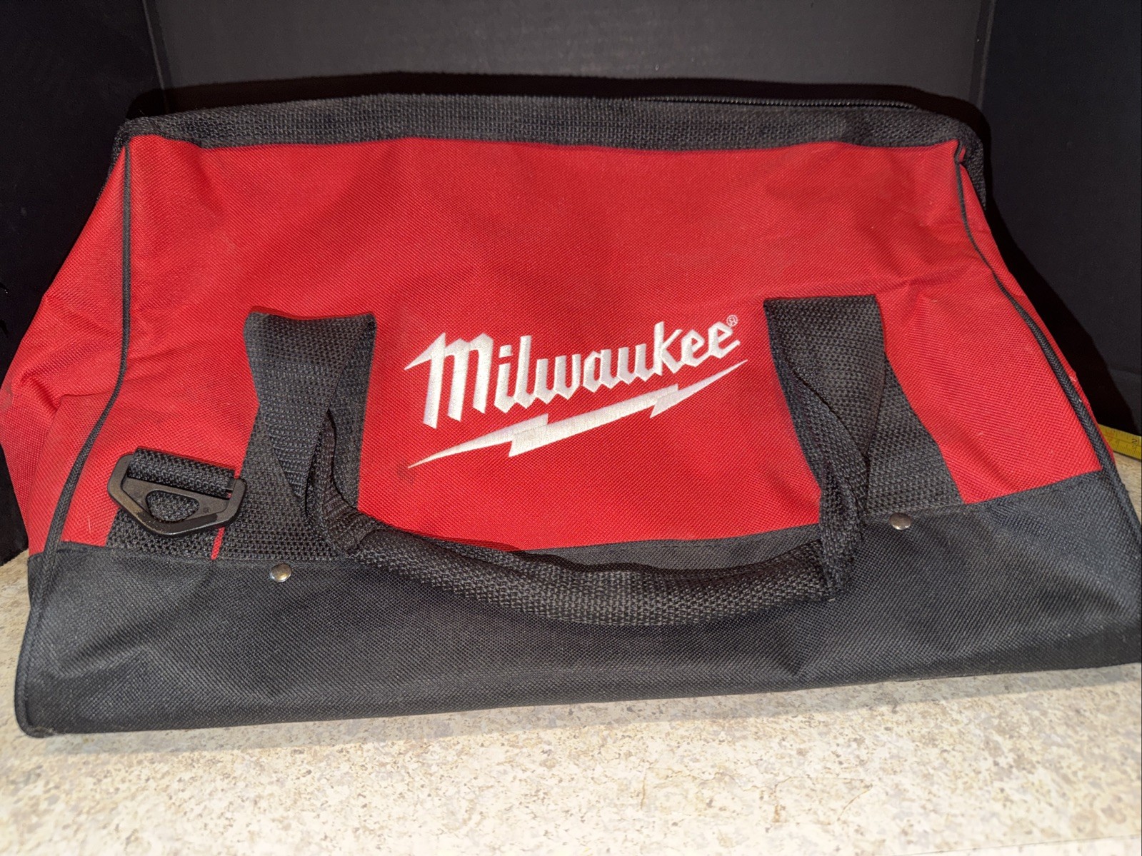 MILWAUKEE 50-55-3550 SOFT SIDE CONTRACTOR BAG, 16″ X 9.5″ X 11″ – RED