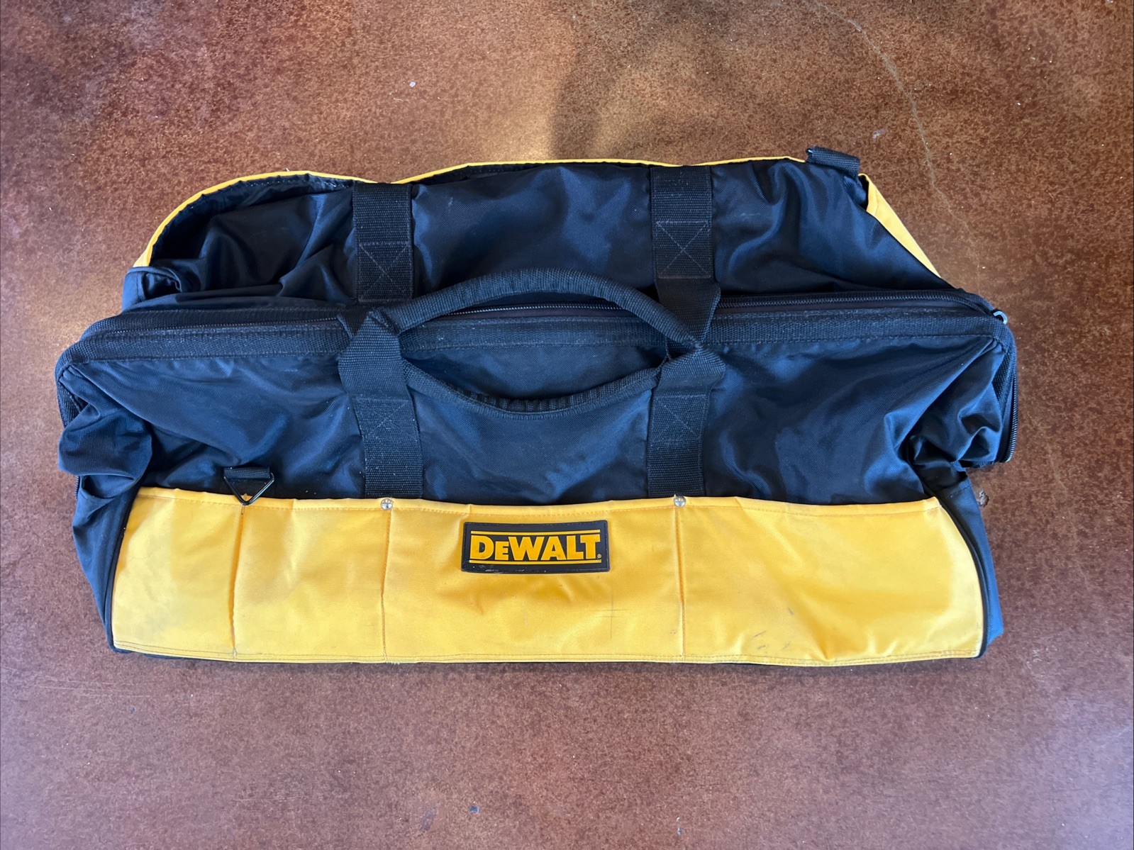Large DeWalt 30″ Soft Case Tool Contractors Bag Zippered Reinforced with Pockets