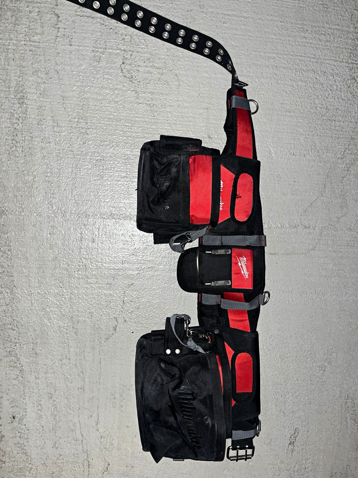 Milwaukee 48-22-8110 29-Pocket Electricians Adjustable Tool Bag Belt barley used