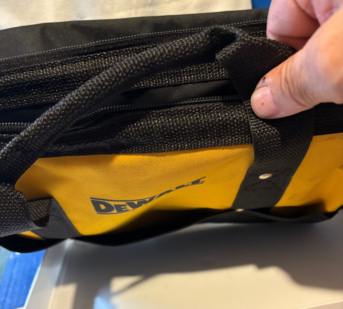 DEWALT 629053-00 15″ Medium Heavy Duty Contractor Tool Bag 15″x9″x10″ – NEW