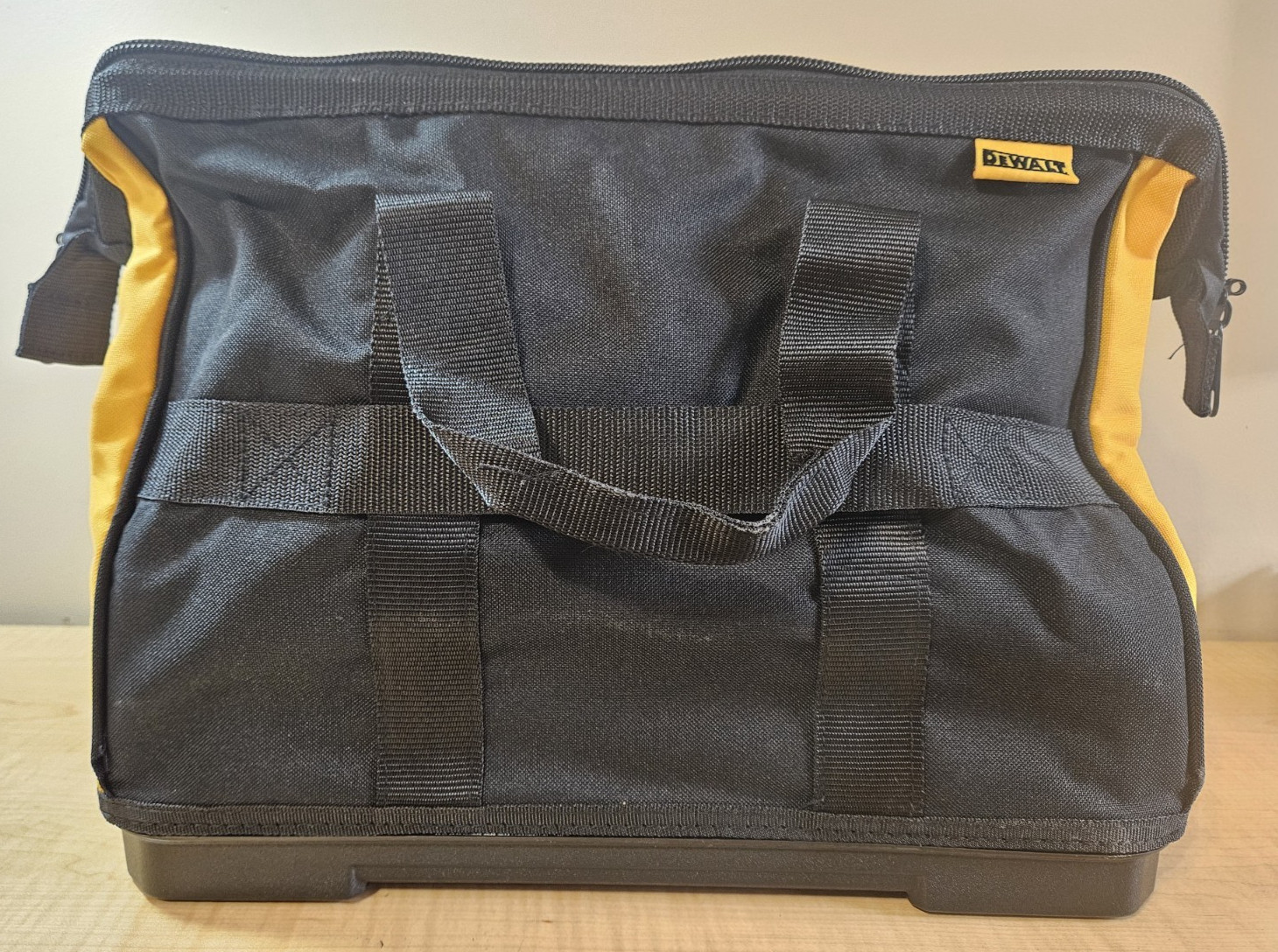 NEW Embroidered DeWALT Heavy Duty Hard Bottom 16″ Tool Bag 16x12x9