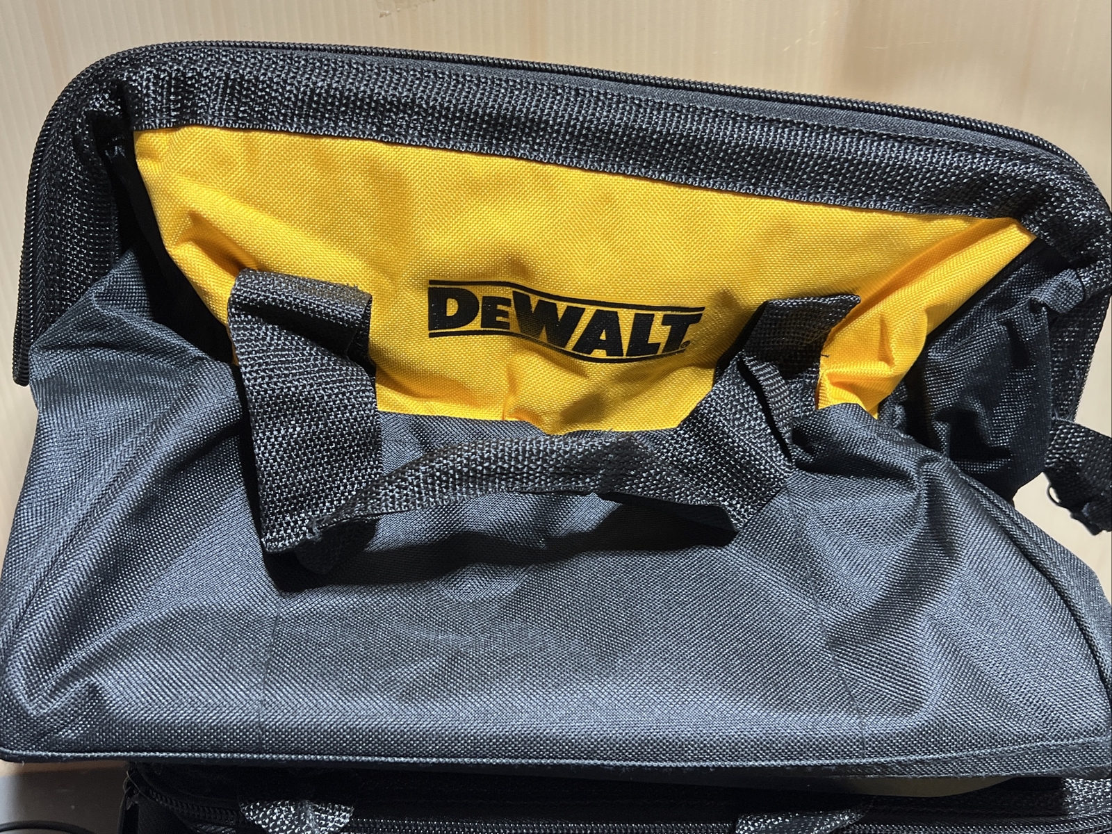 NEW DEWALT 13″ X 10″ X 9″ Heavy Duty Nylon Medium Tool Bag w/ 6 Pockets