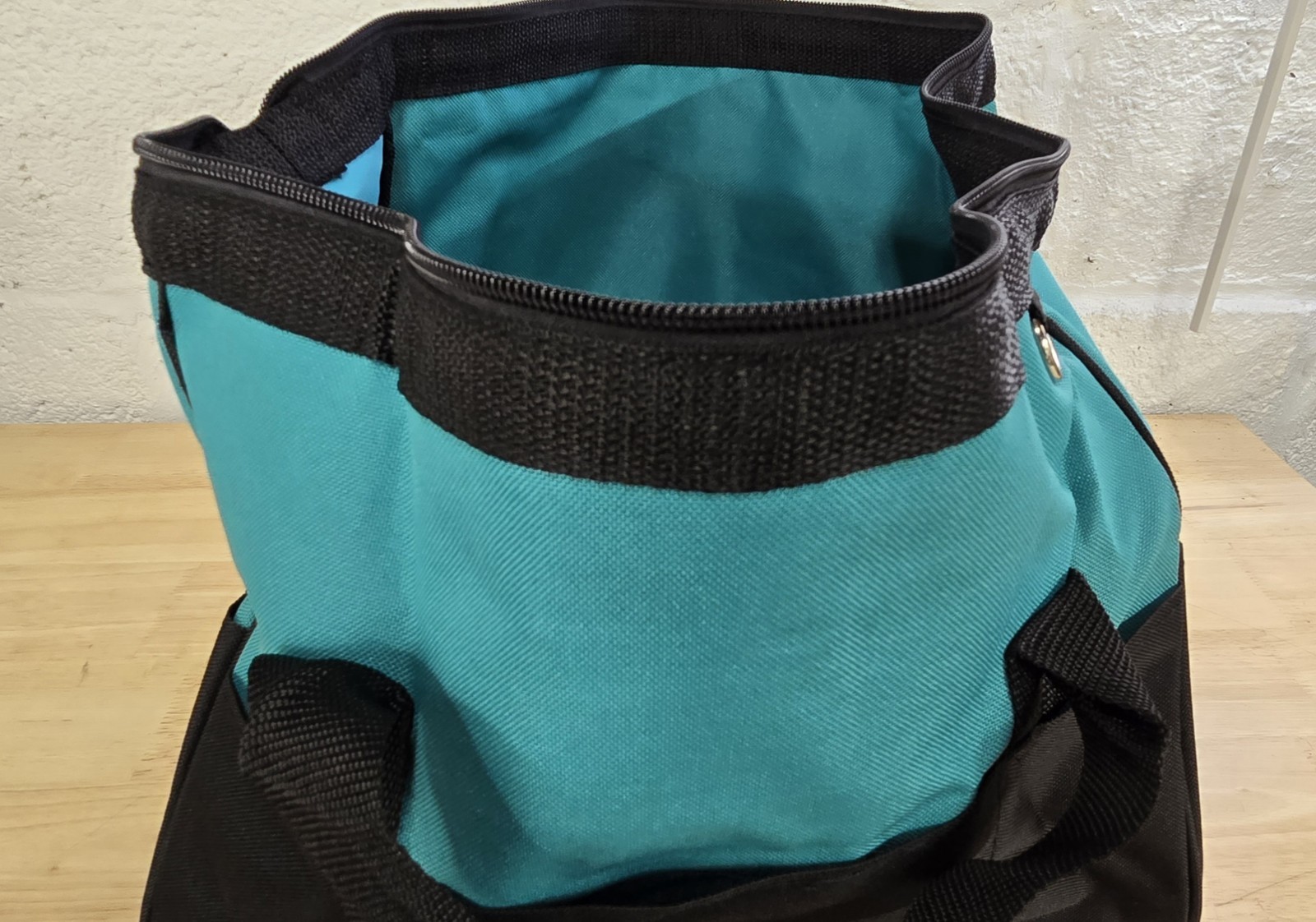 Makita 14″x 9″ x 12″ Tool Bag 8 Pockets