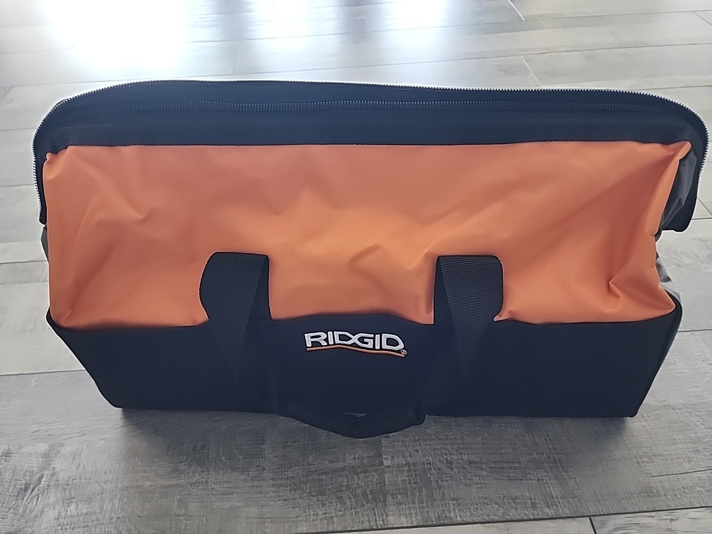 RIDGID 22” X 8″ X 12″ Large Heavy Duty Tool Bag 6 Exterior Pockets – 903209179