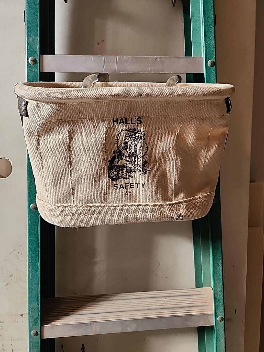 F45 HALL’S SAFETY WHITE CANVIS LINEMAN BAG 7 X 15x 10tall INCHES w hooks