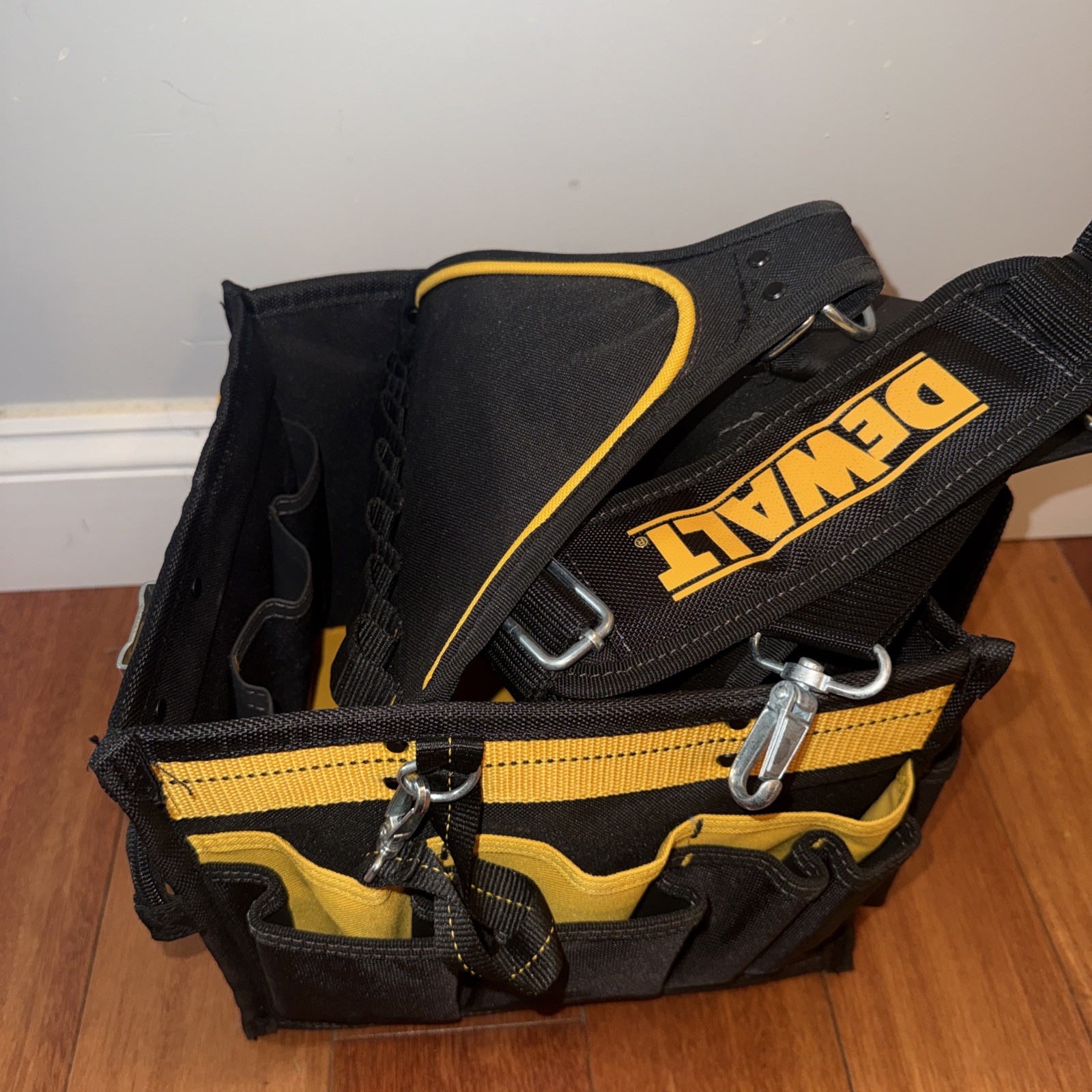 DEWALT 11″ Electrical/Maintenance Tool Carrier NO parts tray (DG5582)