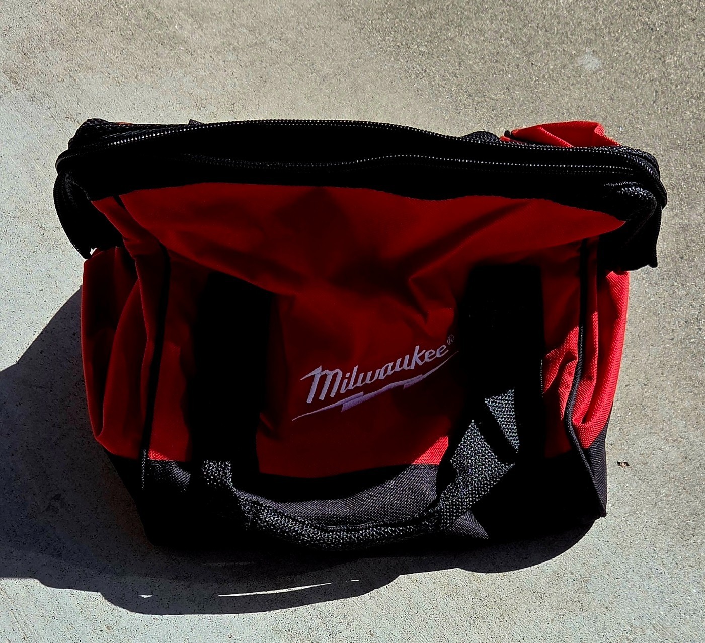 Milwaukee (11″ x 11″ x 10) Heavy Duty Contractors Bag – ‎00158000848