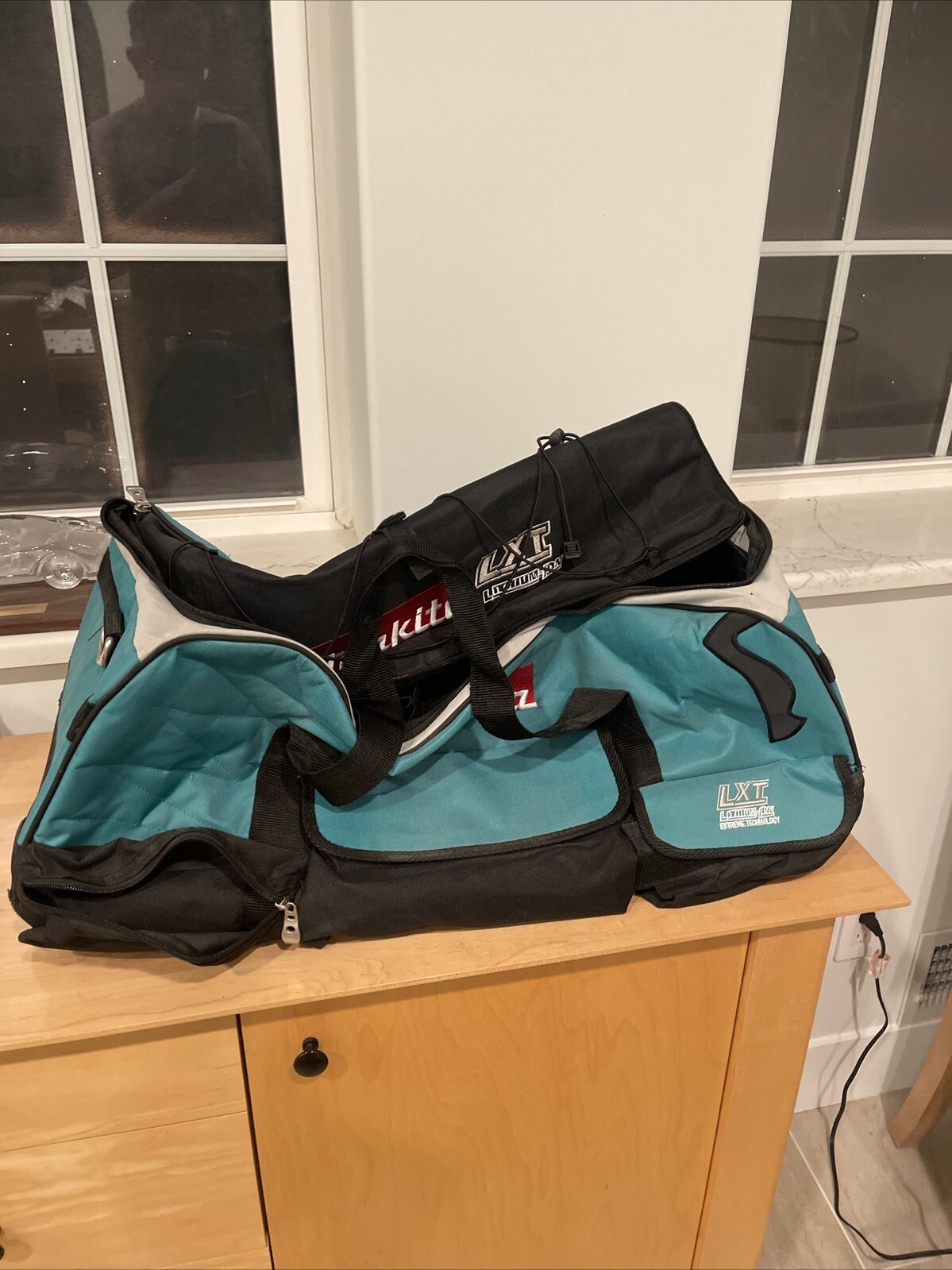 Makita Large LXT Rolling Tool Bag With Wheels 26″ L x 12″ W x 12″ T – 831269-3